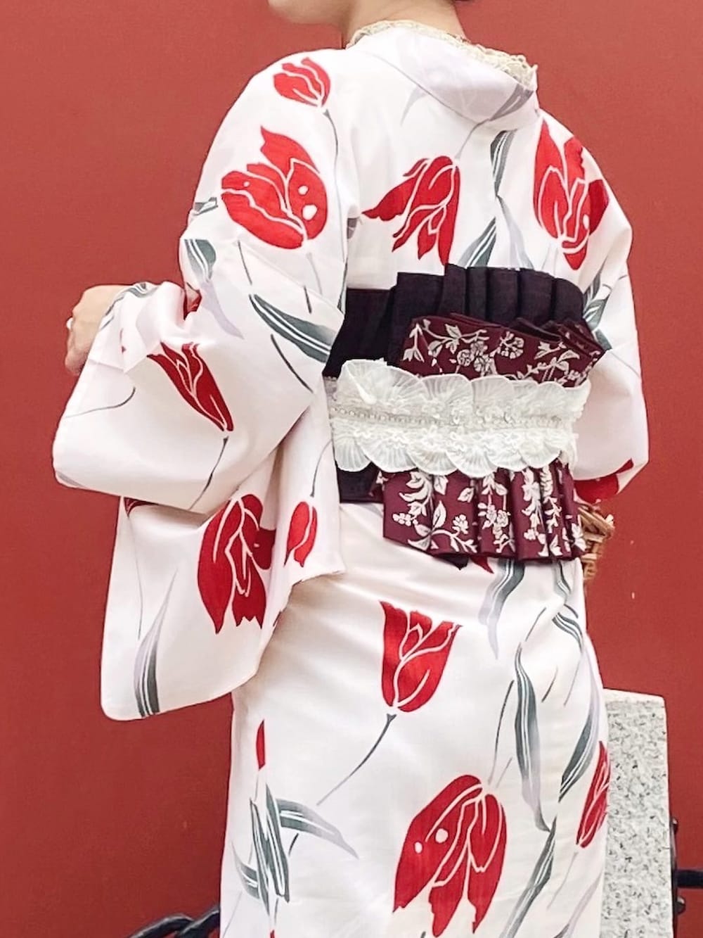 ホワイト系の浴衣、その他のその他を着用したレディースの秋コーディネートの2枚目の写真