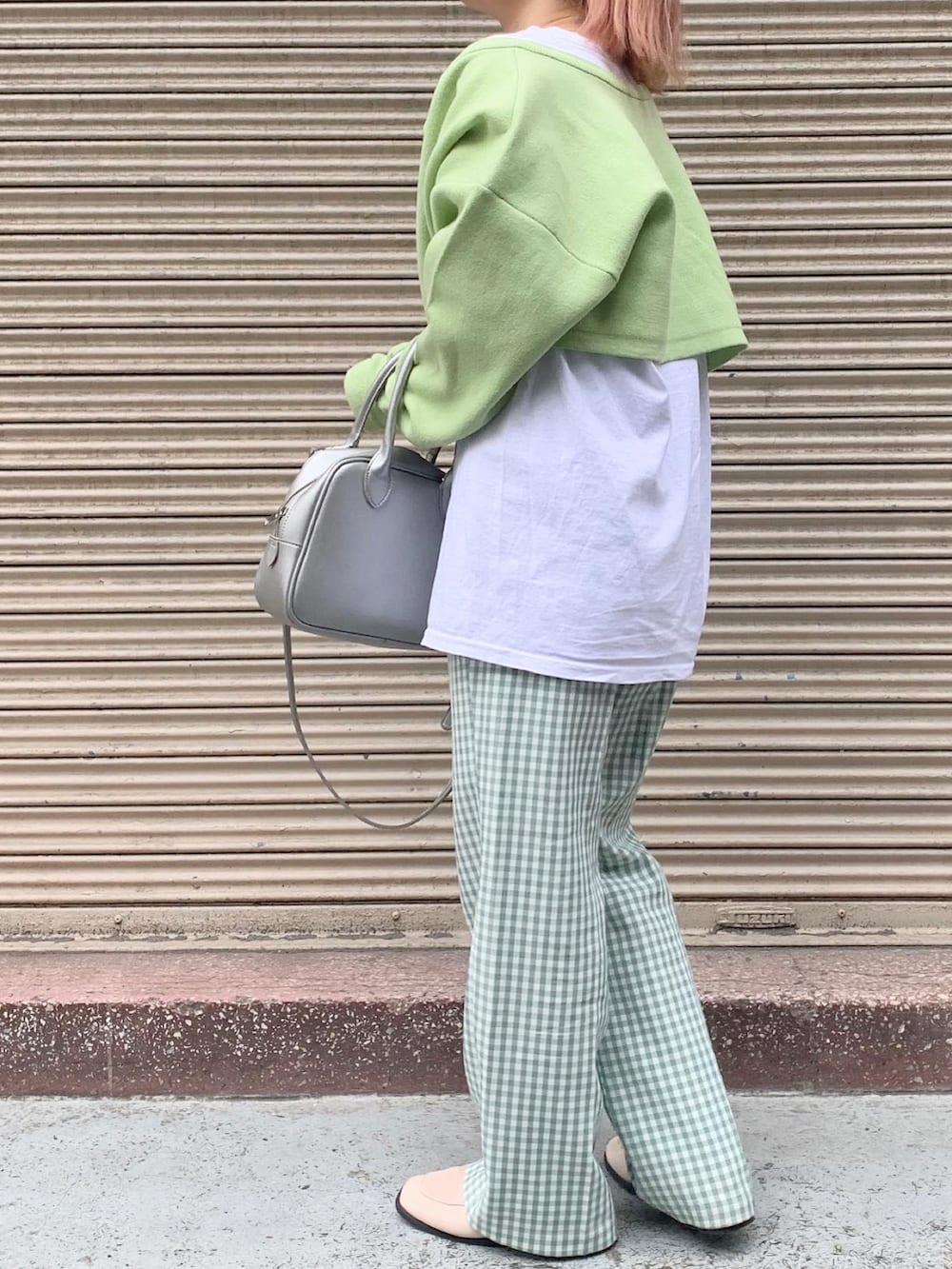 ホワイト系のTシャツ/カットソー、グリーン系のカーディガン/ボレロ、シルバー系のトートバッグを着用したレディースの夏コーディネートの2枚目の写真