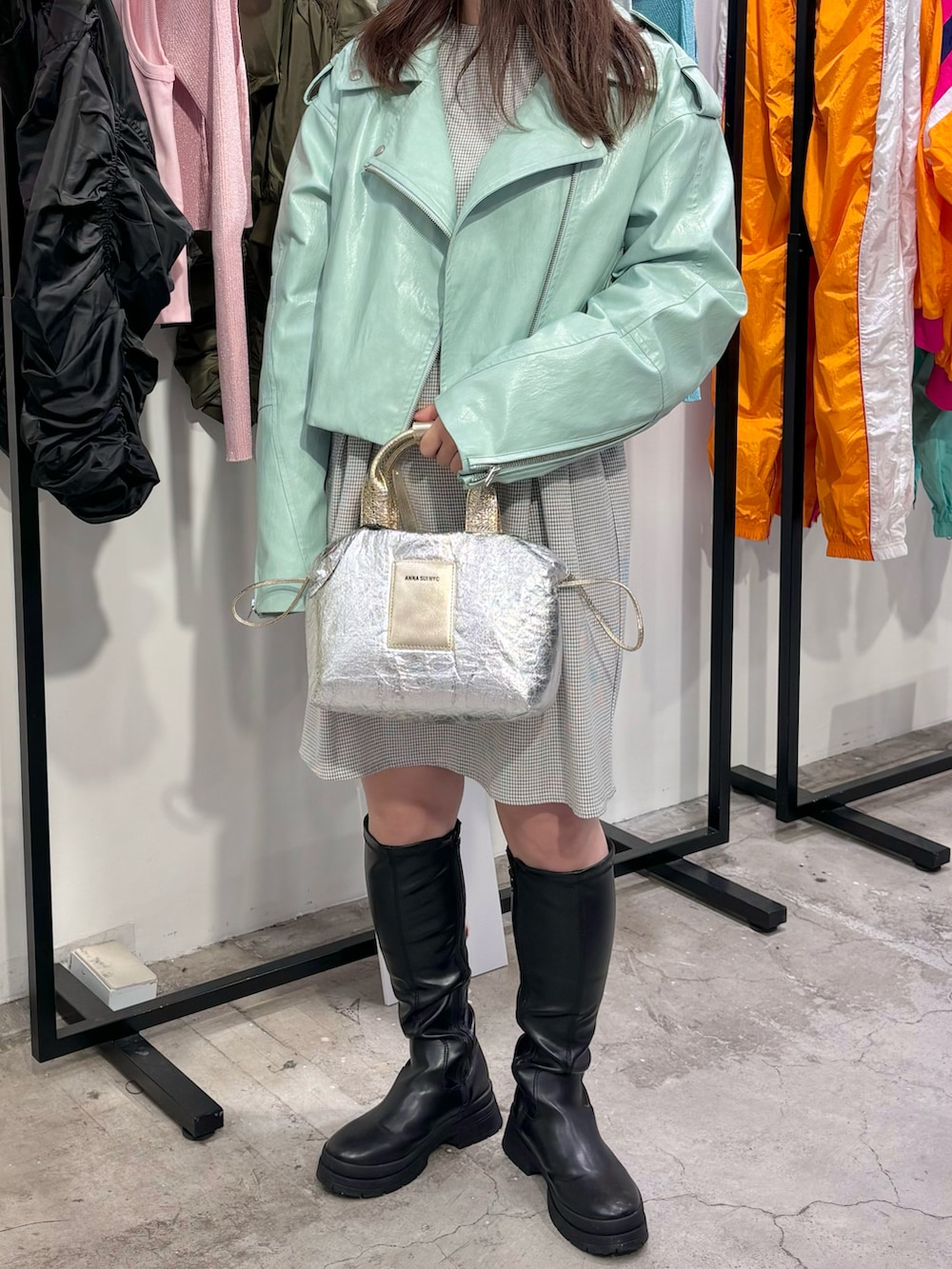 「カジュアル、ライダース、ストリート、カジュアルコーデ、ストリートMIX、低身長コーデ、y2k、骨格ウェーブ、153cmコーデ、春のNewスタイル」｜「GRLのタンクソールロングブーツ（ブーツ、ブラック系）」を使った、ayaneさん（骨格ウェーブ・レディース・153cm）の春コーディネートの2枚目の写真