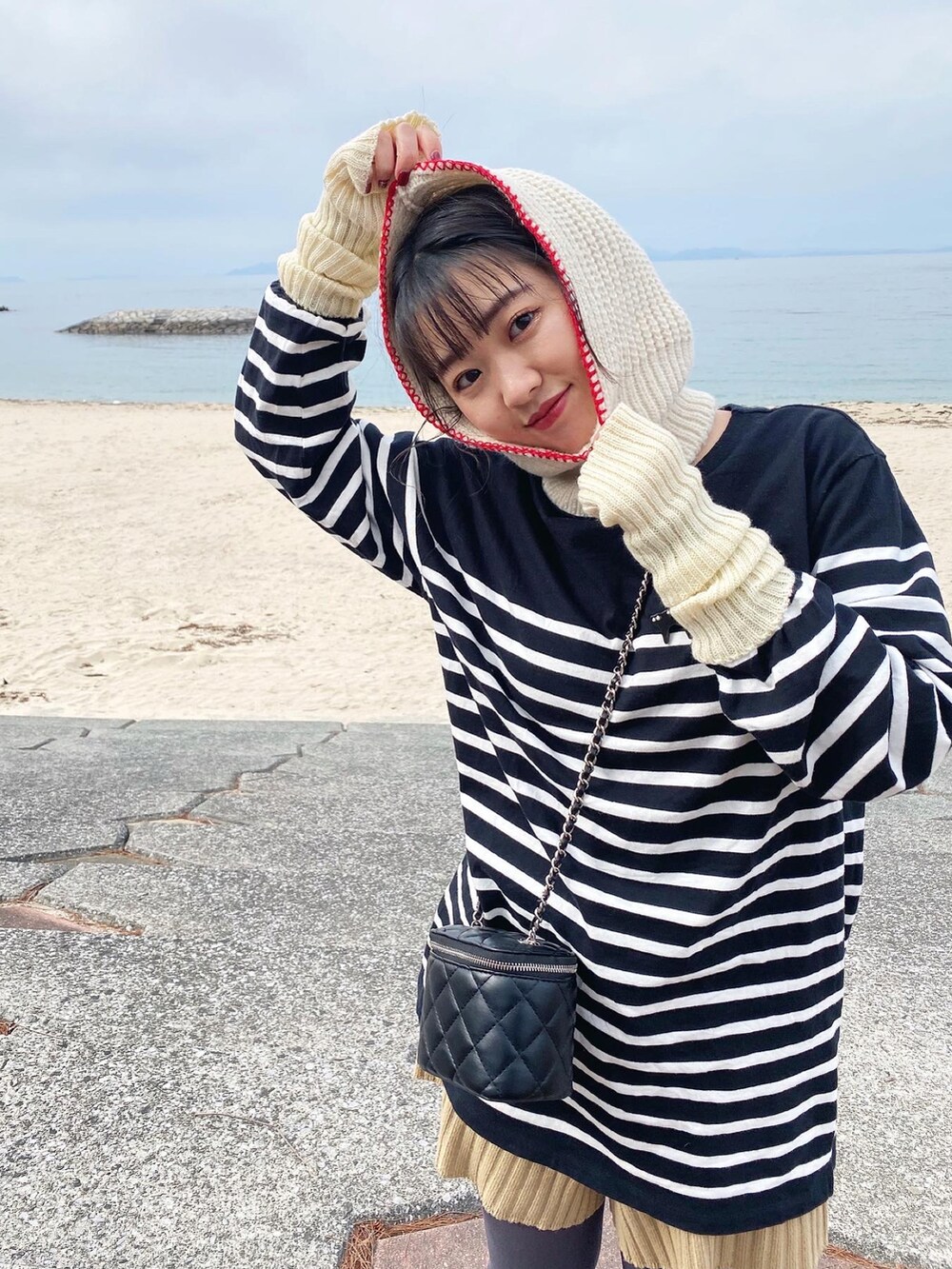 ブラック系のTシャツ/カットソー、ブラック系のブーツ、ブラック系のバッグを着用したレディースの冬コーディネートの5枚目の写真