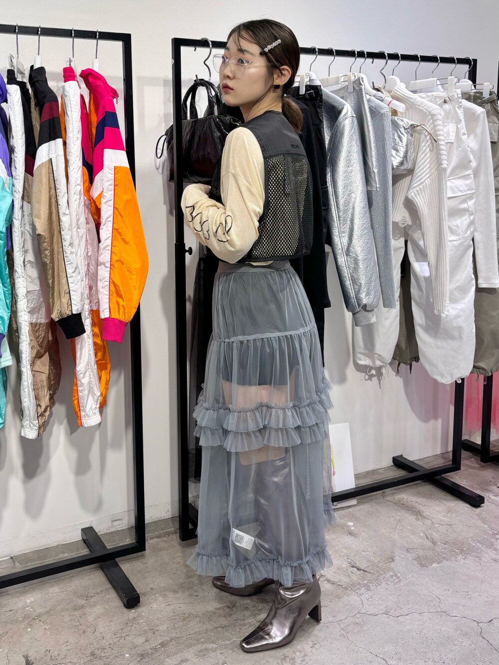 「春、シンプルスタイル、おでかけコーデ、休日コーデ、大人可愛い、カジュアルコーデ、ベスト、ロンT、スポーツミックス、ロングブーツ、骨格ウェーブ、低身長コーデ、メガネ女子、レイヤードスタイル、チュール」｜「LA BELLE ETUDEのルーズロングブーツ（ブーツ、その他）」を使った、ayaneさん（骨格ウェーブ・レディース・153cm）の春コーディネートの3枚目の写真