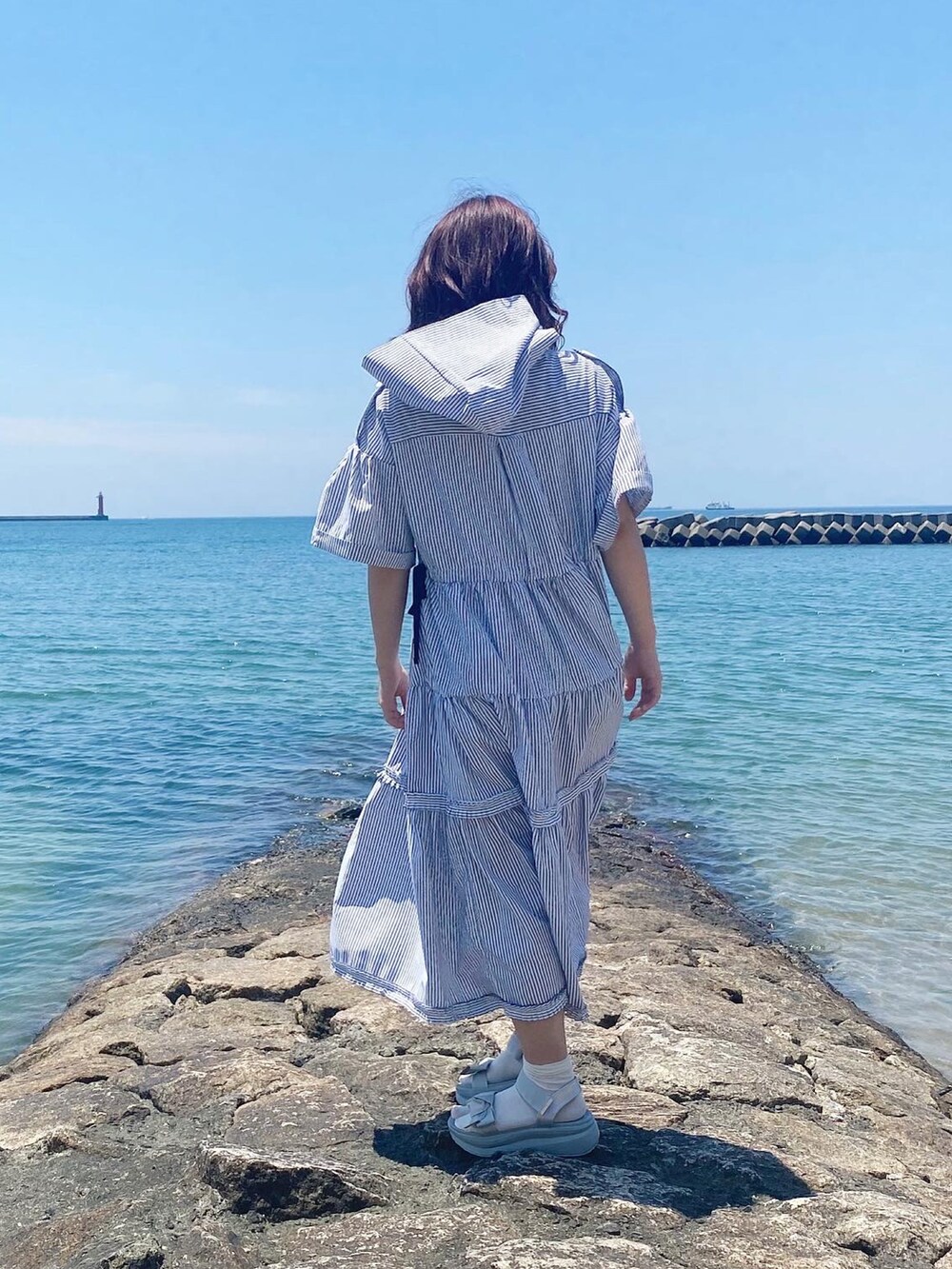 ブルー系のワンピース、グレー系のサンダルを着用したレディースの夏コーディネートの3枚目の写真