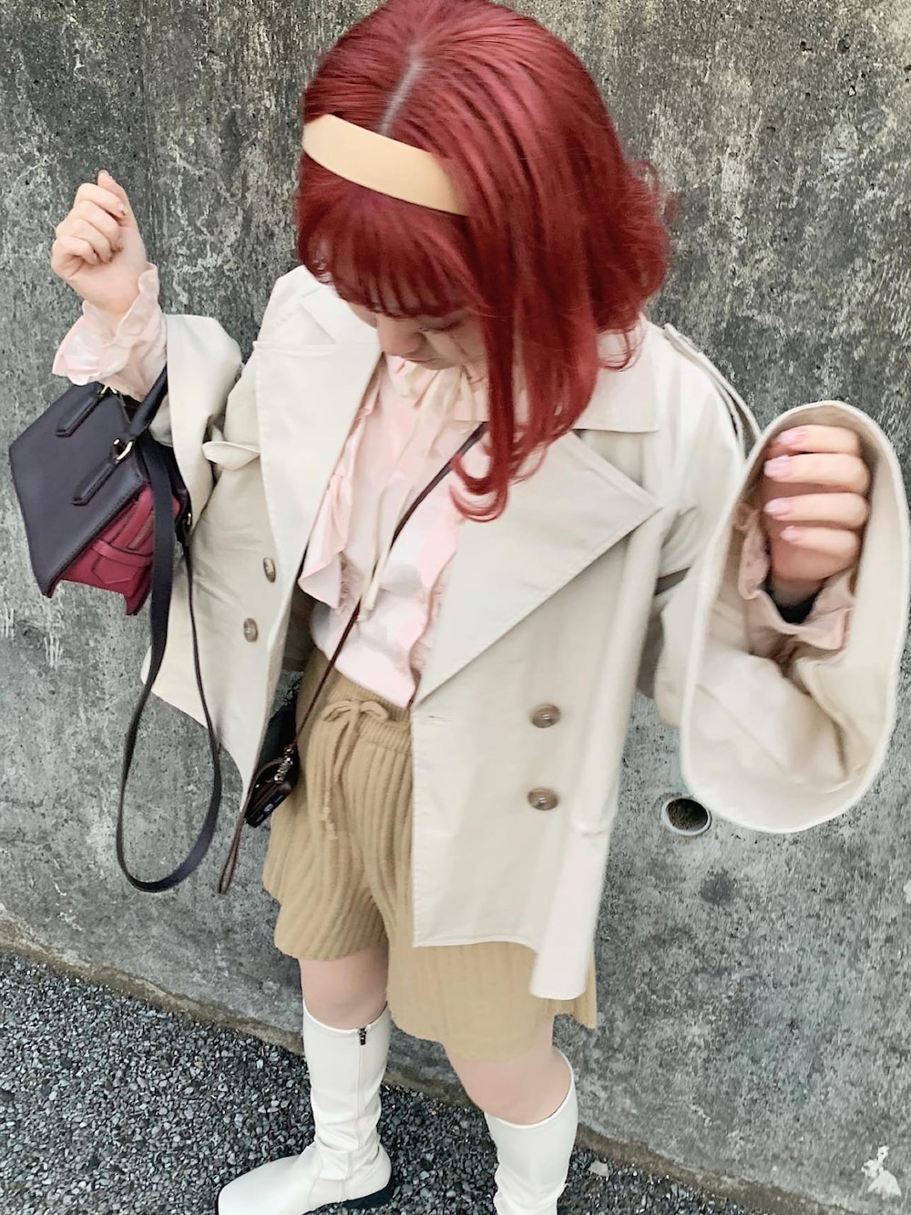 ブラウン系のハンドバッグ、ピンク系のシャツ/ブラウス、ホワイト系のブーツを着用したレディースの春コーディネートの3枚目の写真