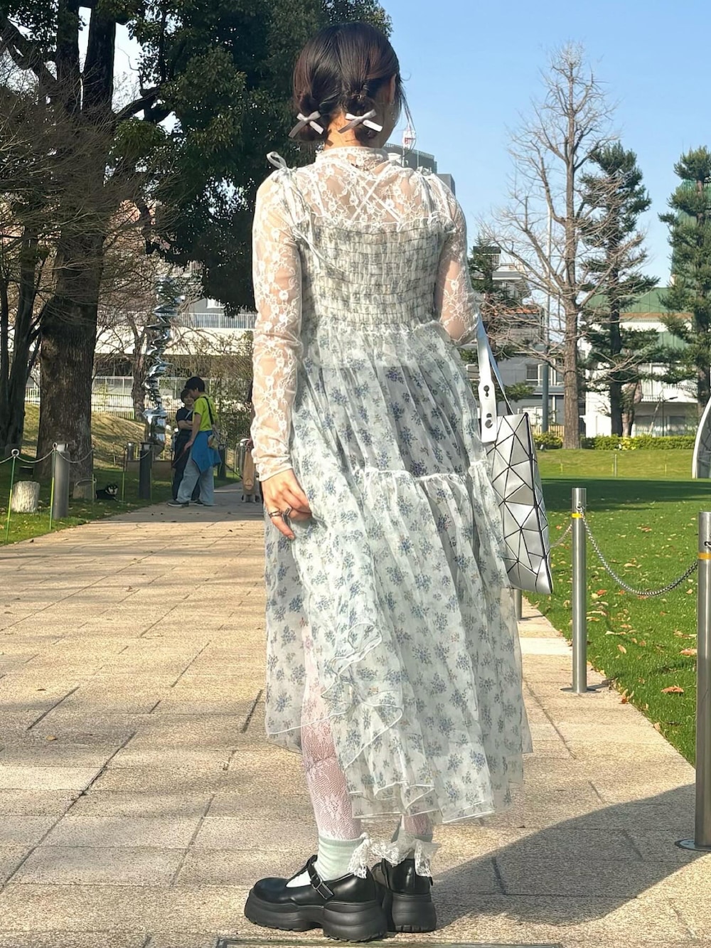 ブラック系のローファー、ブラック系のノーカラージャケット、ブラック系のその他パンツを着用したレディースの春コーディネートの3枚目の写真