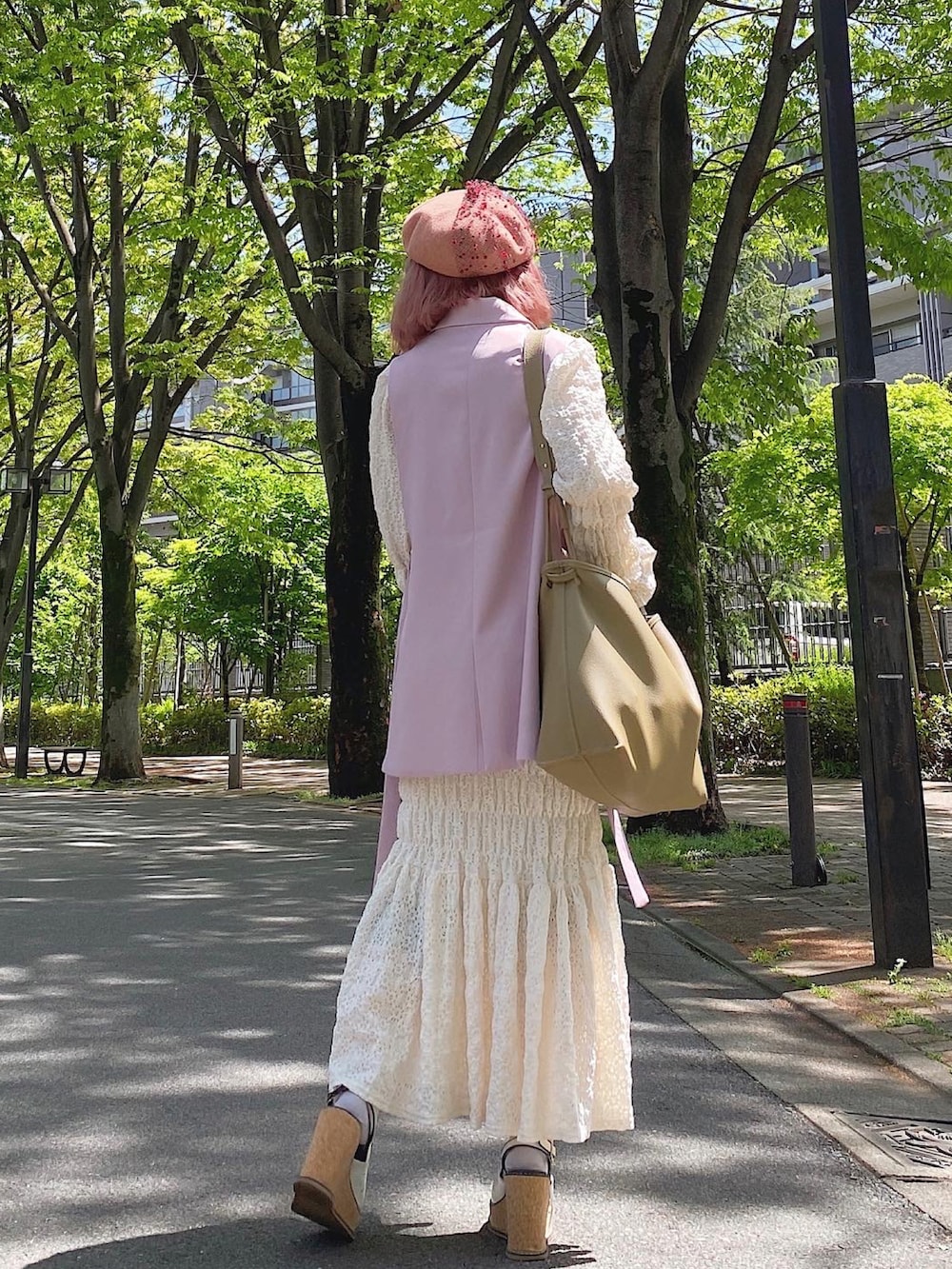 「ベレー帽、ジレ、ワンピース、グレイル、GRL、大人ガーリー、低身長、きれいめコーディネート、モード、休日スタイル、ガーリー、ピンクコーデ、きれいめカジュアル、靴下 × サンダル、カラーコーデ」｜「GRLのサイドベルトベスト（ベスト、ピンク系）」を使った、ayaneさん（レディース・153cm）の夏コーディネートの3枚目の写真