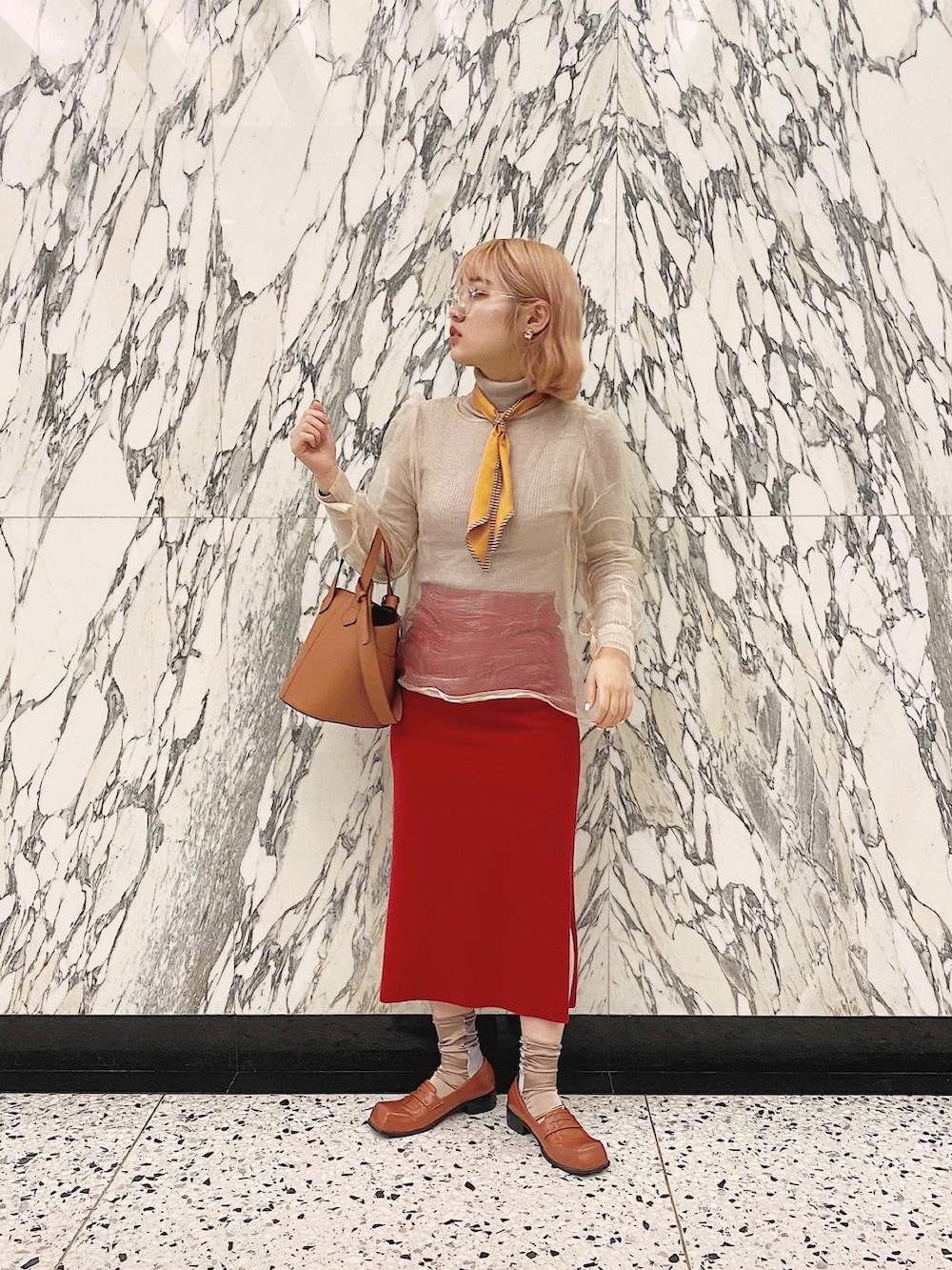 ベージュ系のテーラードジャケット、ブラウン系のローファー、ベージュ系のトップスを着用したレディースの春コーディネートの3枚目の写真