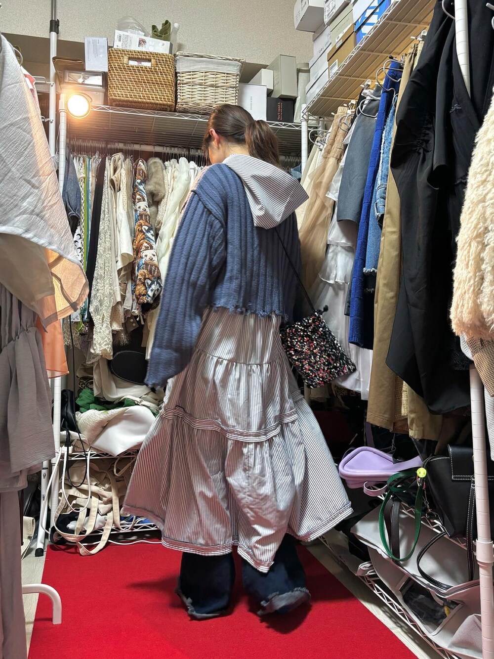 「休日スタイル、リラックススタイル、ティアード、ティアードワンピース、フード、デニム、ショート丈トップス、ブルーコーデ、低身長コーデ、骨格ウェーブ」｜「POPPYのアイテム（ワンピース、ブルー系）」を使った、ayaneさん（骨格ウェーブ・レディース・153cm）の冬コーディネートの2枚目の写真