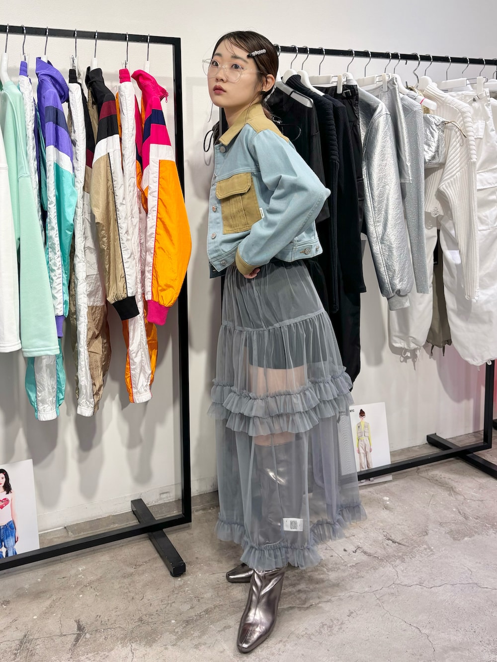 その他のブーツ、グレー系のスカート、ブラック系のその他パンツを着用したレディースの春コーディネートの2枚目の写真