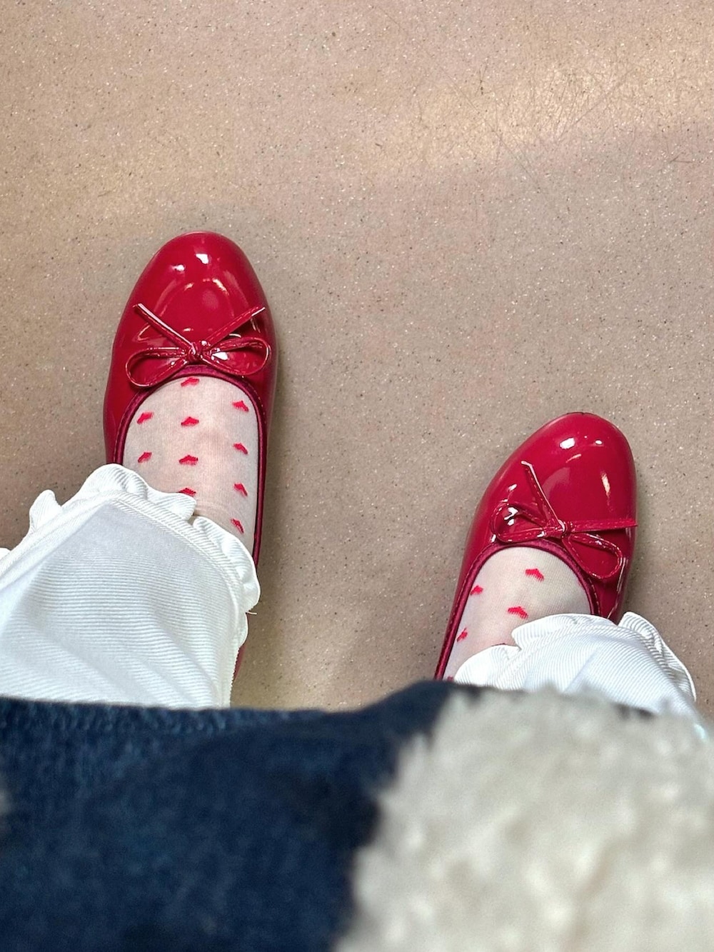 レッド系のシューズ、ホワイト系のワンピース/ドレス、ブルー系のトップスを着用したレディースの秋コーディネートの2枚目の写真