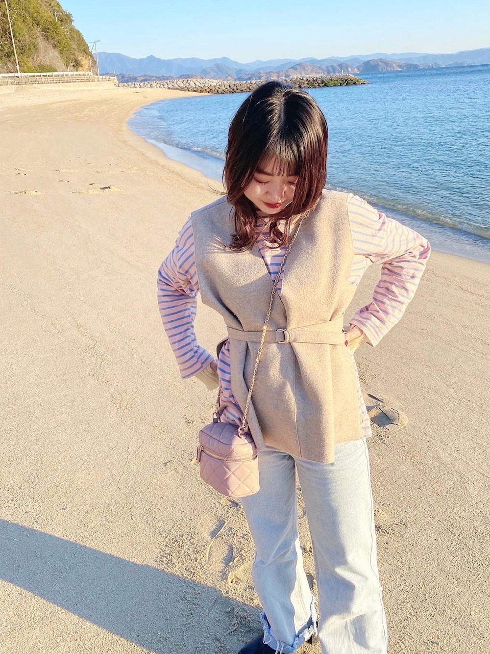 「春服デビュー宣言、春カラー、着回しコーデ、ピンクコーデ、旅行コーデ、大人カジュアル、デニム、デニムパンツ、ボーダー、ボーダートップス、ニットベスト、ボーダーTシャツ、ブーツ、ミニバッグ、キルティングバッグ」｜「nuguのアイテム（ベスト、ベージュ系）」を使った、ayaneさん（骨格ウェーブ・レディース・153cm）の春コーディネートの3枚目の写真