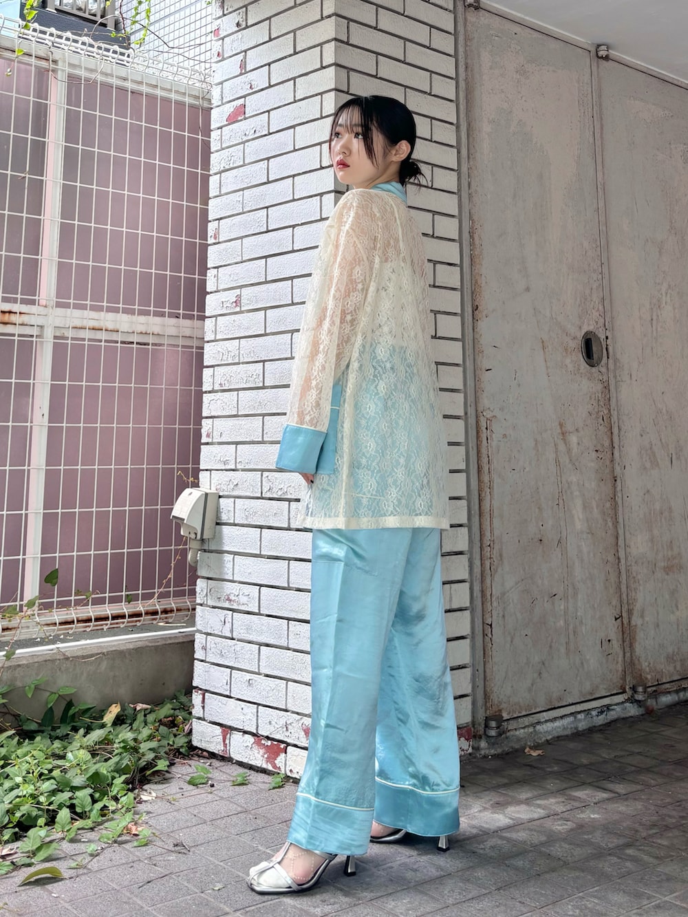 ブルー系のその他パンツ、ブルー系のテーラードジャケット、シルバー系のサンダルを着用したレディースの秋コーディネートの2枚目の写真