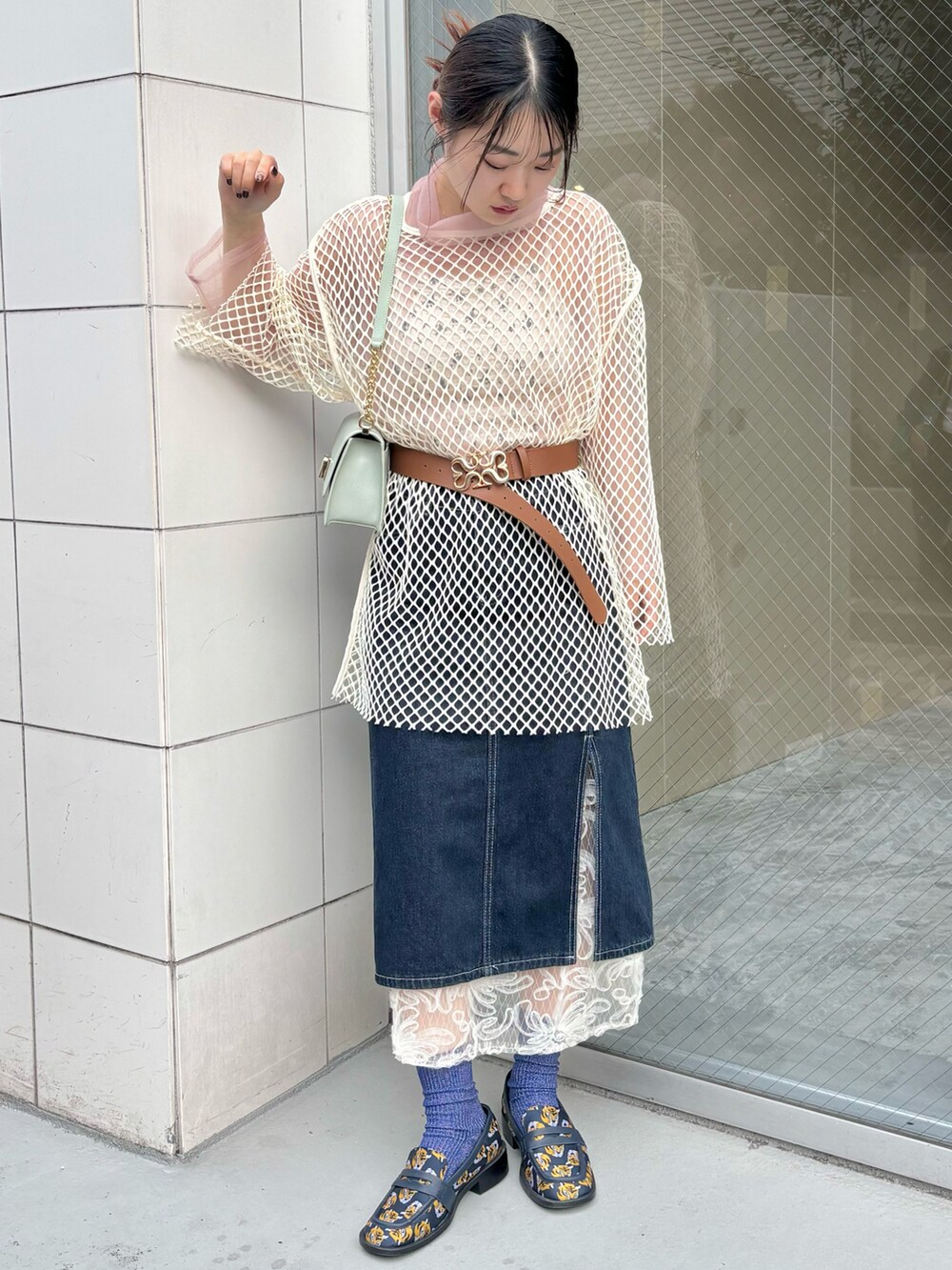 ブルー系のローファー、ホワイト系のスカート、ベージュ系のTシャツ/カットソーを着用したレディースの秋コーディネートの2枚目の写真