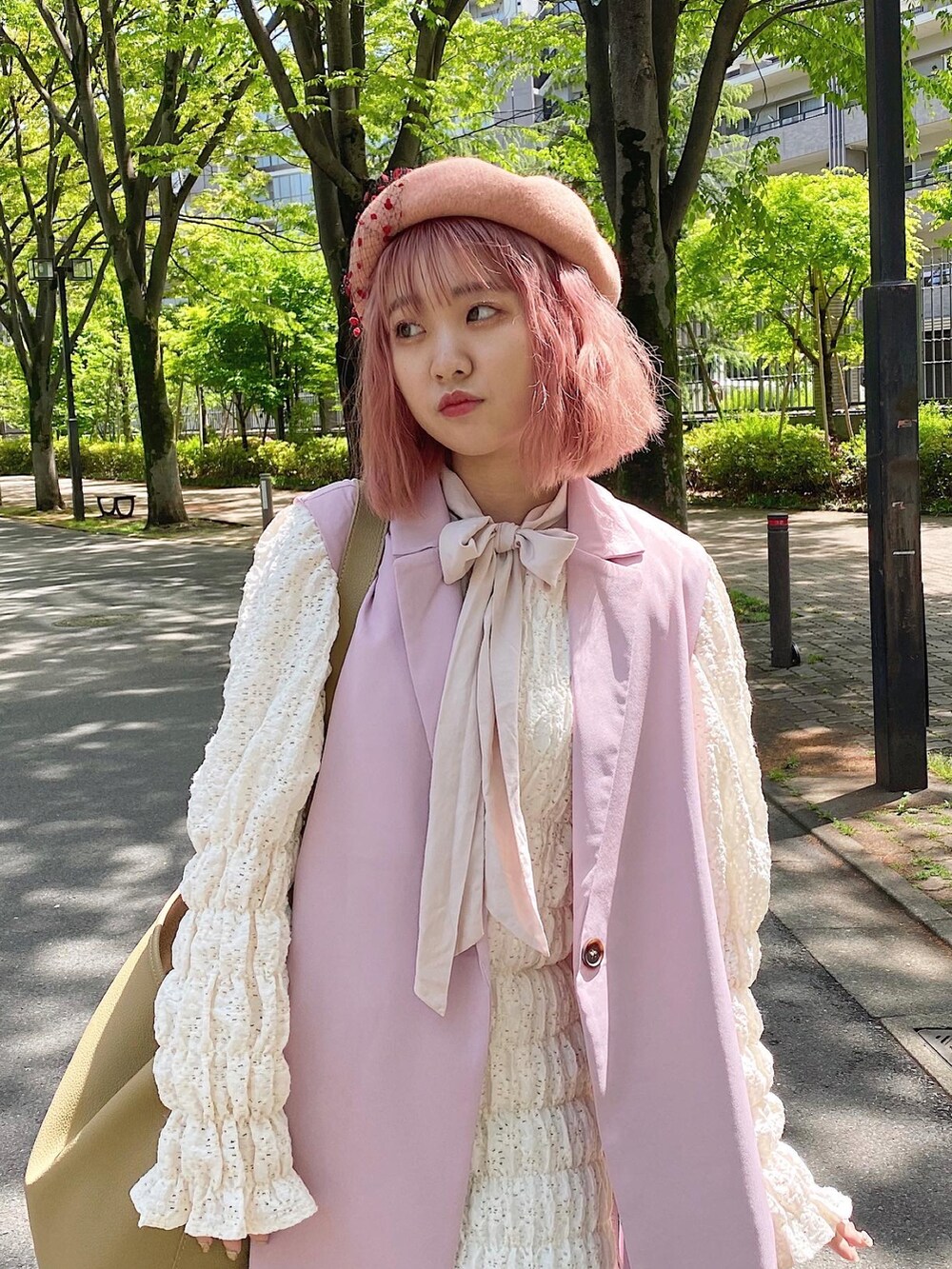 「ベレー帽、ジレ、ワンピース、グレイル、GRL、大人ガーリー、低身長、きれいめコーディネート、モード、休日スタイル、ガーリー、ピンクコーデ、きれいめカジュアル、靴下 × サンダル、カラーコーデ」｜「GRLのサイドベルトベスト（ベスト、ピンク系）」を使った、ayaneさん（レディース・153cm）の夏コーディネートの4枚目の写真