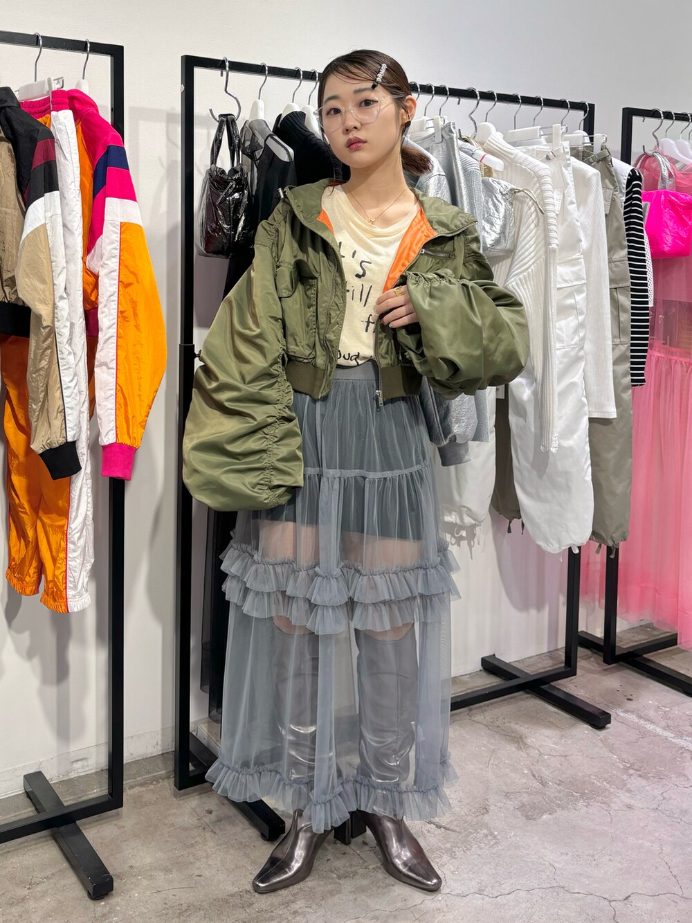 グレー系のスカート、その他のブーツ、ブラック系のその他パンツを着用したレディースの春コーディネートの2枚目の写真