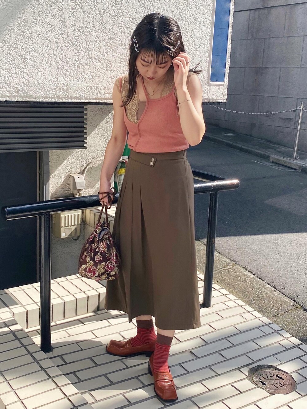 ブラウン系のTシャツ/カットソー、ブルー系のキャミソール、ブラウン系のローファーを着用したレディースの秋コーディネートの2枚目の写真