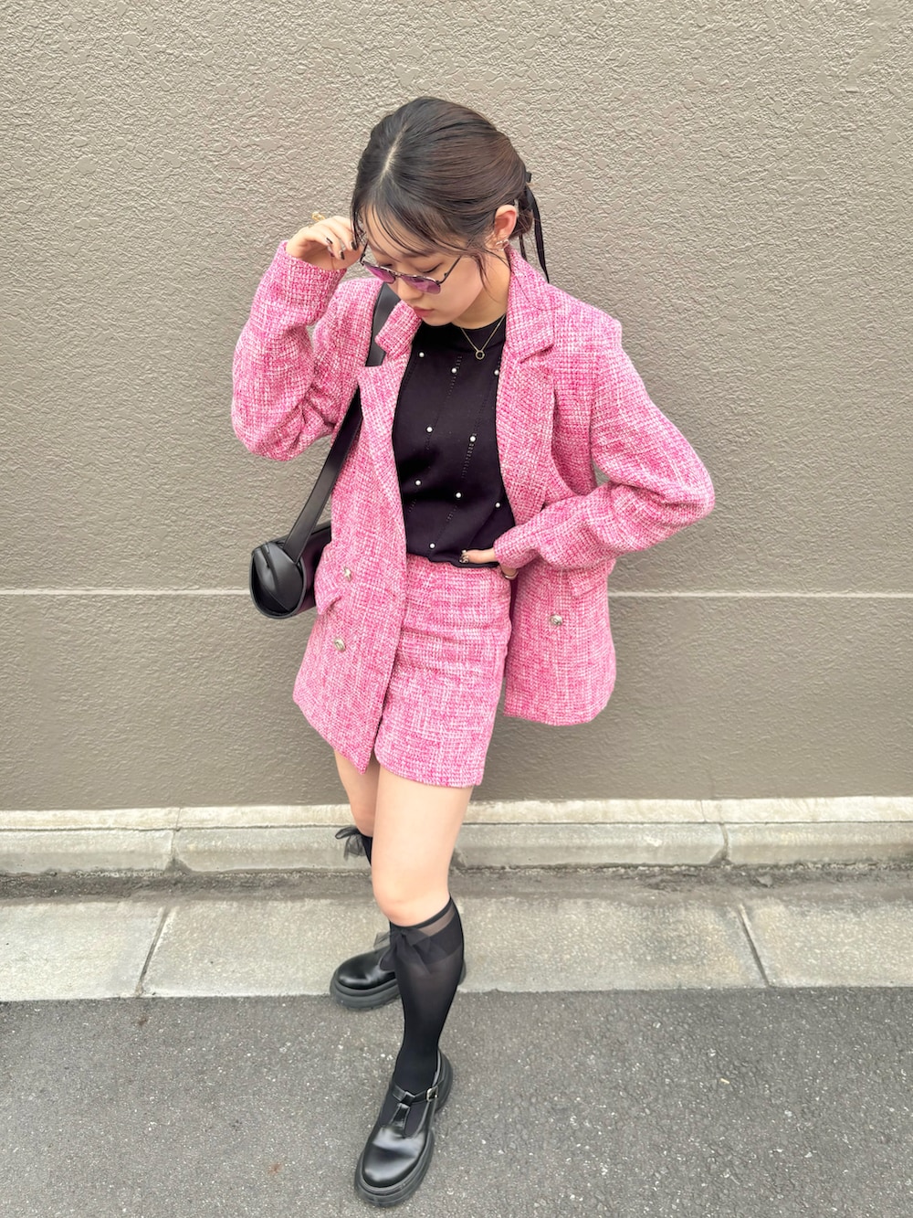 ブラック系のローファー、ピンク系のその他パンツ、ブラック系のトップスを着用したレディースの秋コーディネートの2枚目の写真