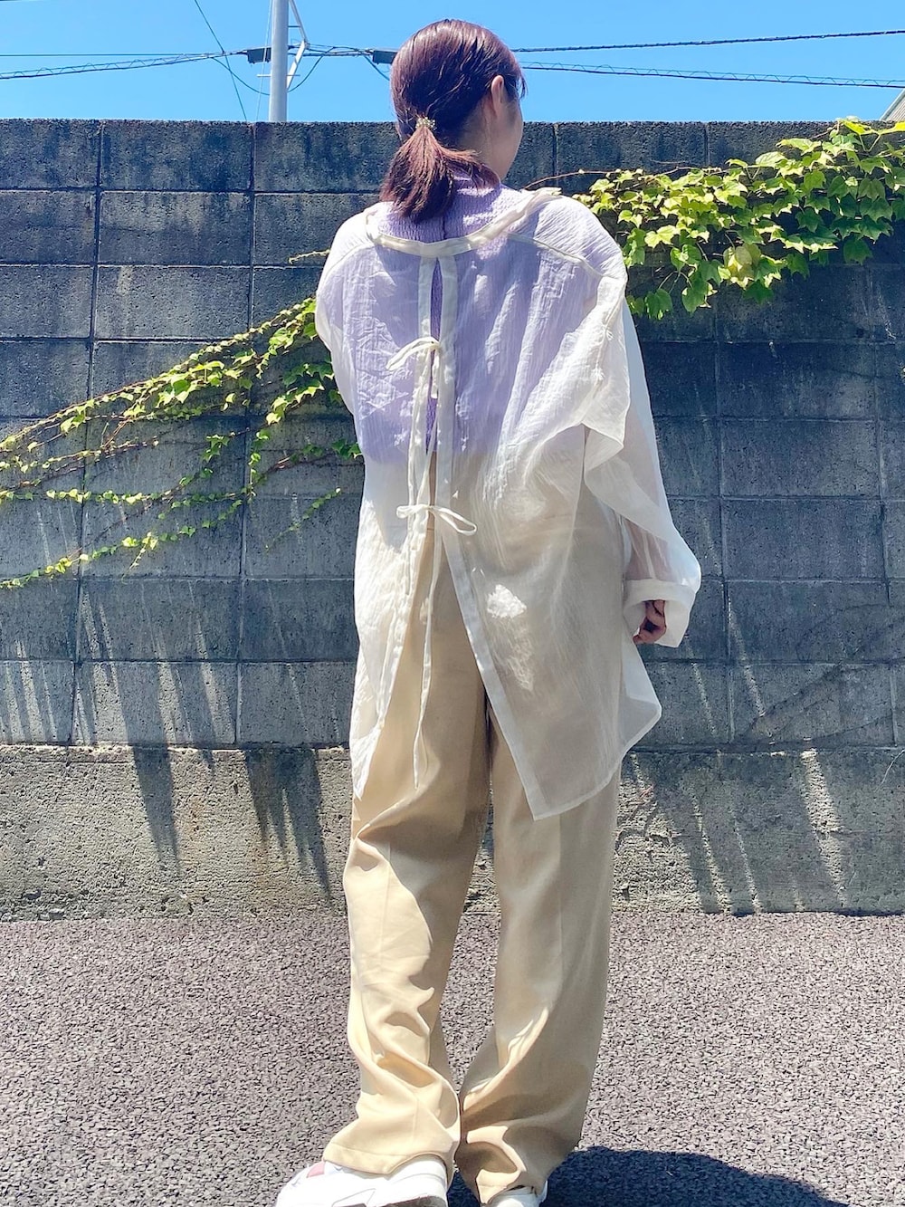 「アツいコーデ全部見せ、カジュアルコーデ、夏コーデ、シンプル、きれいめカジュアル、低身長女子、カラーコーデ、楽チンコーデ、リラックススタイル、シアーシャツ、スポーツサンダル、骨格ウェーブ、低身長コーデ、夏セールで買いました」｜「GRLのセンタープレスストレートパンツ（その他パンツ、イエロー系）」を使った、ayaneさん（骨格ウェーブ・レディース・153cm）の夏コーディネートの2枚目の写真