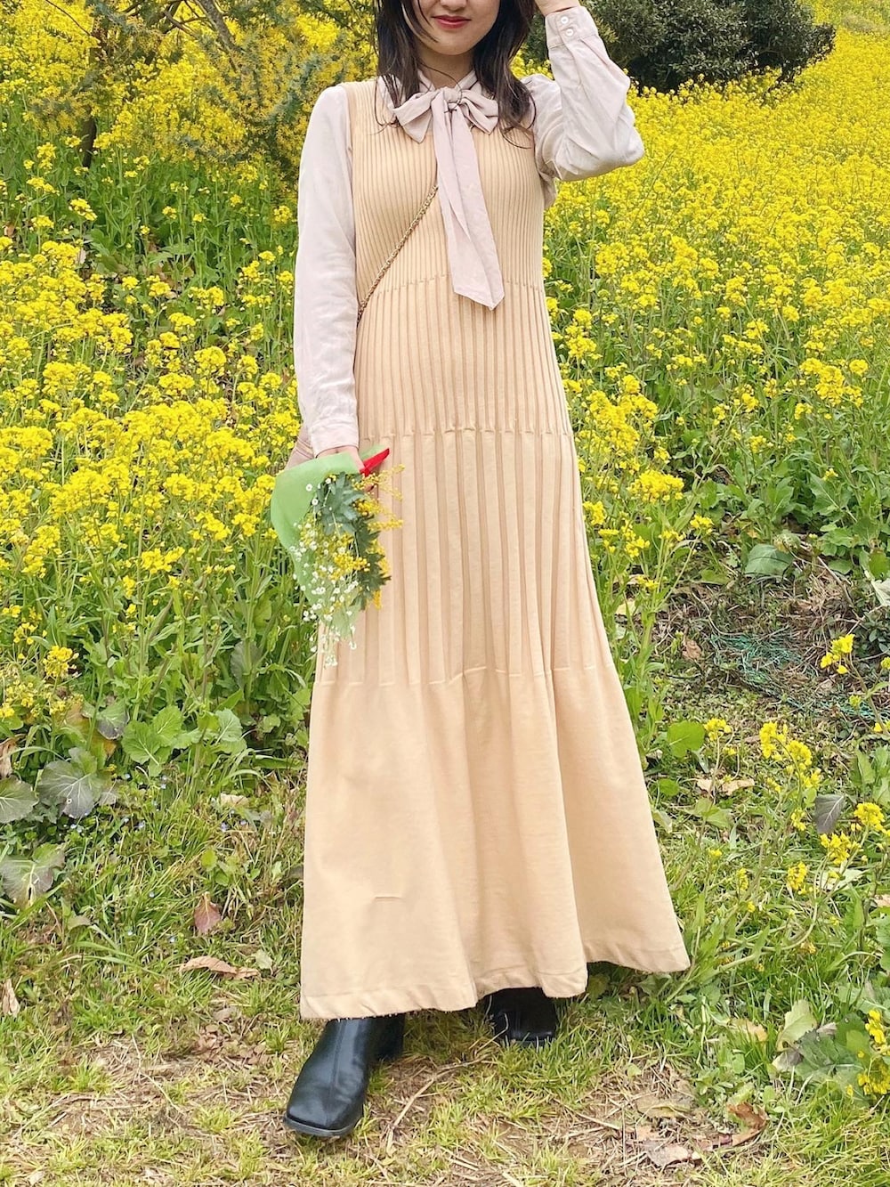 オレンジ系のワンピース、ブラック系のブーツ、その他のその他を着用したレディースの春コーディネートの3枚目の写真