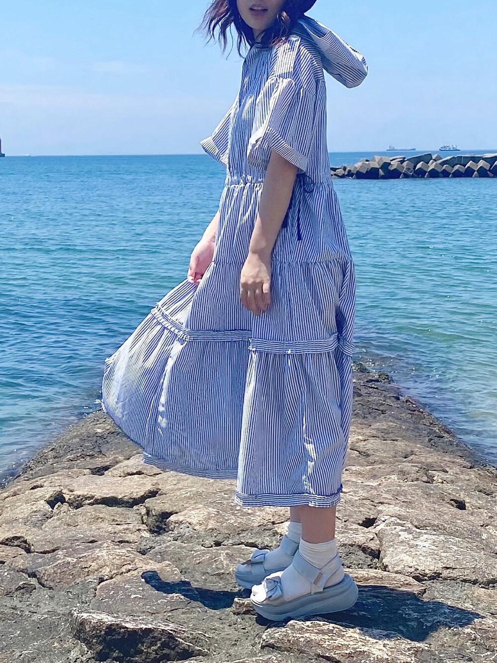 ブルー系のワンピース、グレー系のサンダルを着用したレディースの夏コーディネートの2枚目の写真