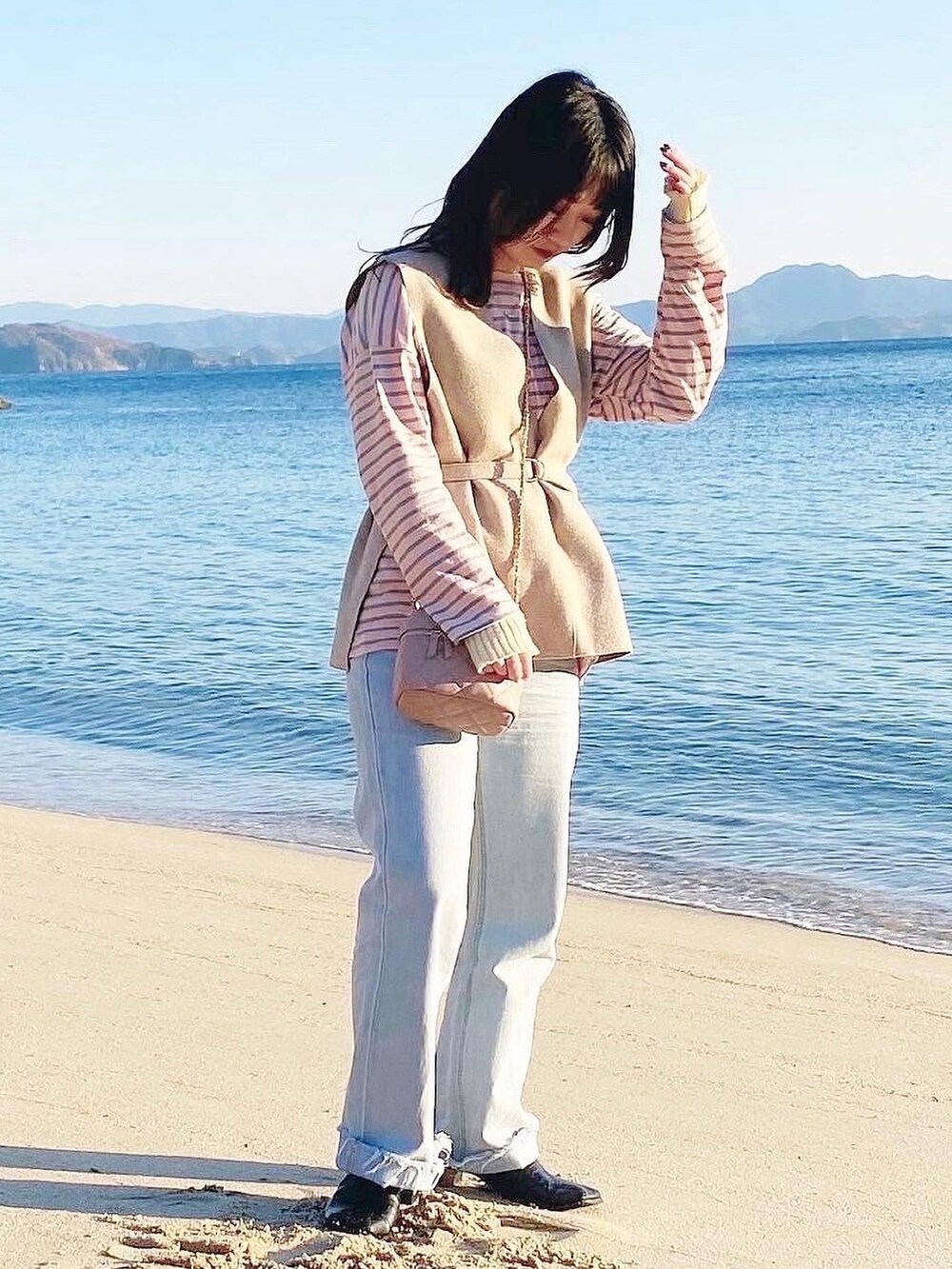 「春服デビュー宣言、春カラー、着回しコーデ、ピンクコーデ、旅行コーデ、大人カジュアル、デニム、デニムパンツ、ボーダー、ボーダートップス、ニットベスト、ボーダーTシャツ、ブーツ、ミニバッグ、キルティングバッグ」｜「nuguのアイテム（ベスト、ベージュ系）」を使った、ayaneさん（骨格ウェーブ・レディース・153cm）の春コーディネートの2枚目の写真