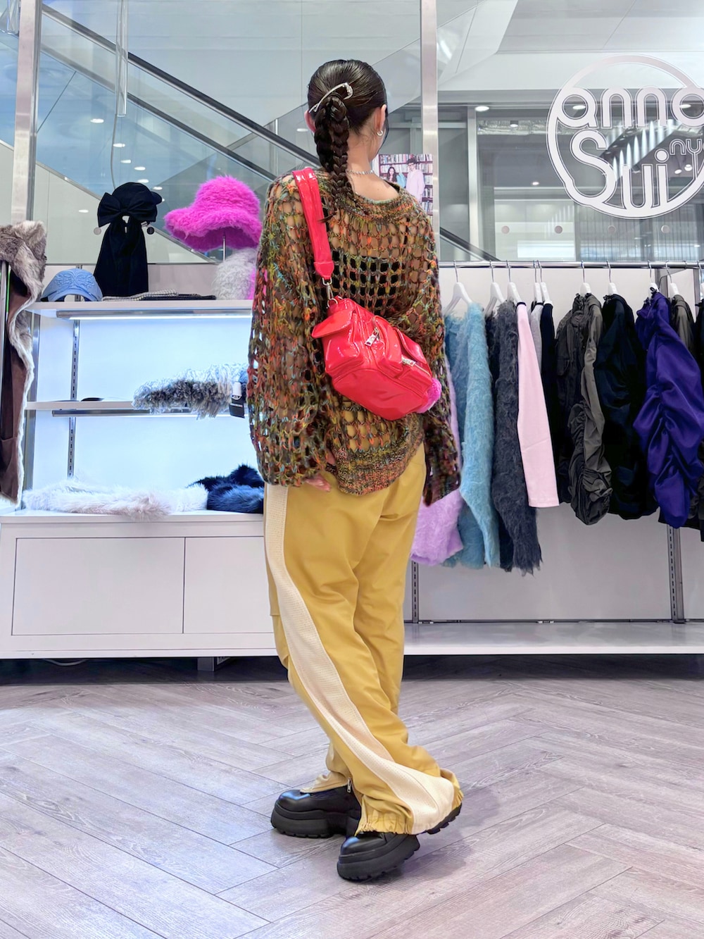 イエロー系のその他パンツ、レッド系のショルダーバッグ、ブラック系のローファーを着用したレディースの秋コーディネートの2枚目の写真