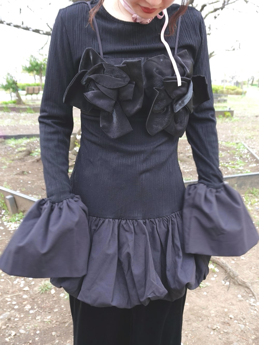 ブラック系のローファーを着用したレディースの春コーディネートの3枚目の写真