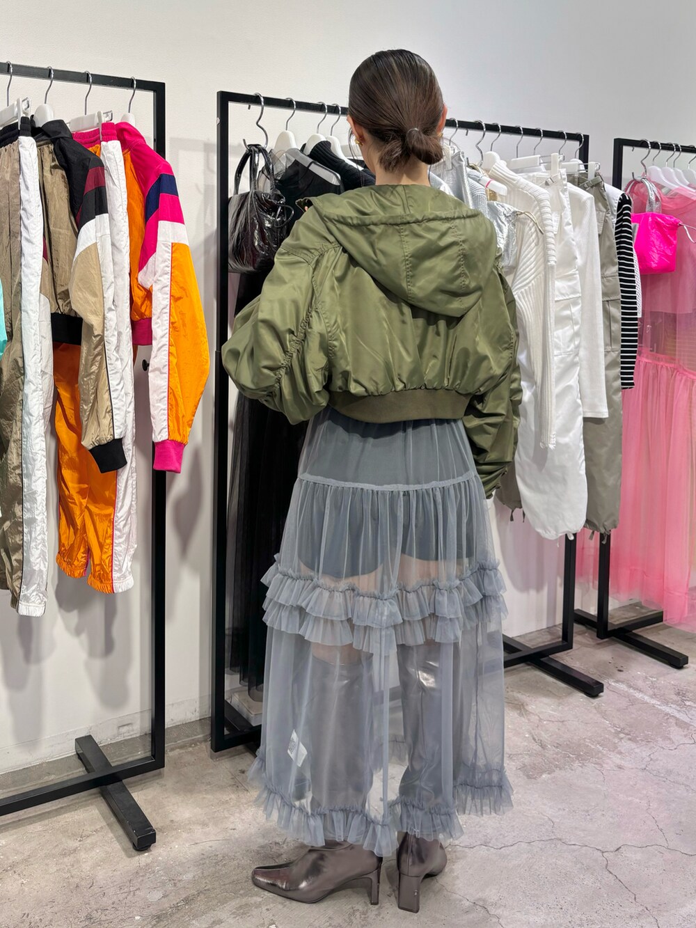 グレー系のスカート、その他のブーツ、ブラック系のその他パンツを着用したレディースの春コーディネートの4枚目の写真