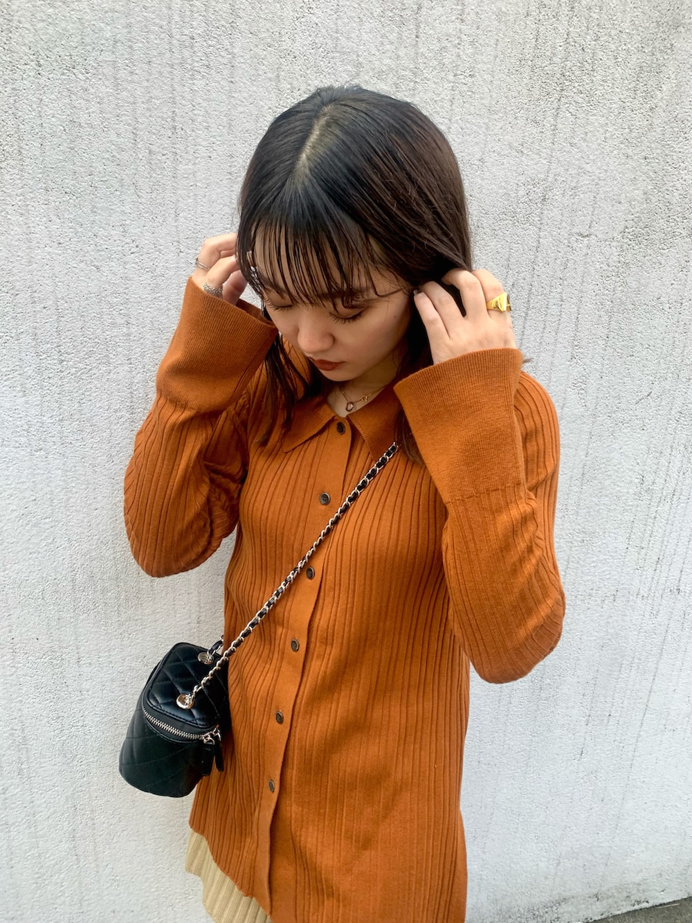 「秋ルック紹介するよ、秋コーデ、ニットパンツ、ロングブーツ、キルティングバッグ、バニティバッグ、休日スタイル、大人カジュアル、ニットセットアップ、ニットコーデ、カーディガン、キャメル、ポロニット」｜「GUのアイテム（カーディガン/ボレロ、ブラウン系）」を使った、ayaneさん（骨格ウェーブ・レディース・153cm）の秋コーディネートの3枚目の写真