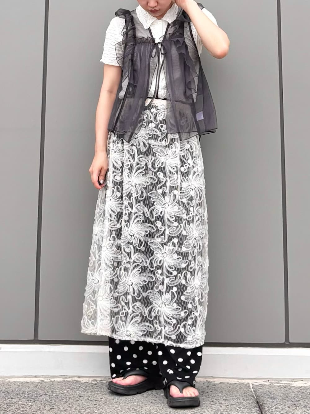 ホワイト系のスカート、グレー系のトップスを着用したレディースの秋コーディネートの2枚目の写真