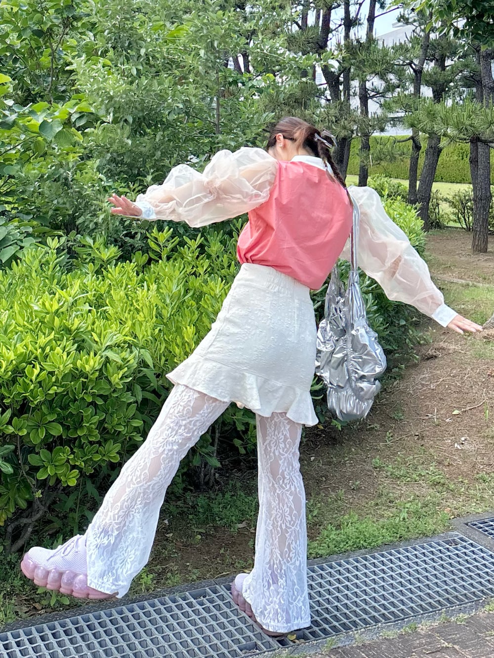 ホワイト系のスカート、オレンジ系のシャツ/ブラウス、ホワイト系のパンツを着用したレディースの夏コーディネートの3枚目の写真