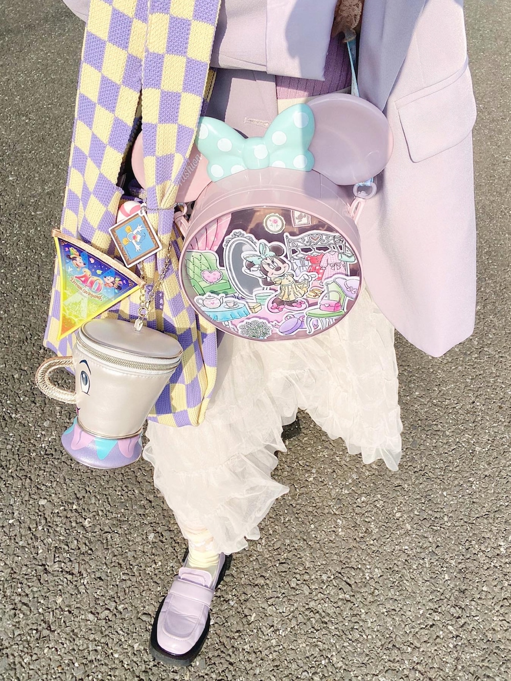 パープル系のローファー、パープル系のテーラードジャケットを着用したレディースの春コーディネートの3枚目の写真