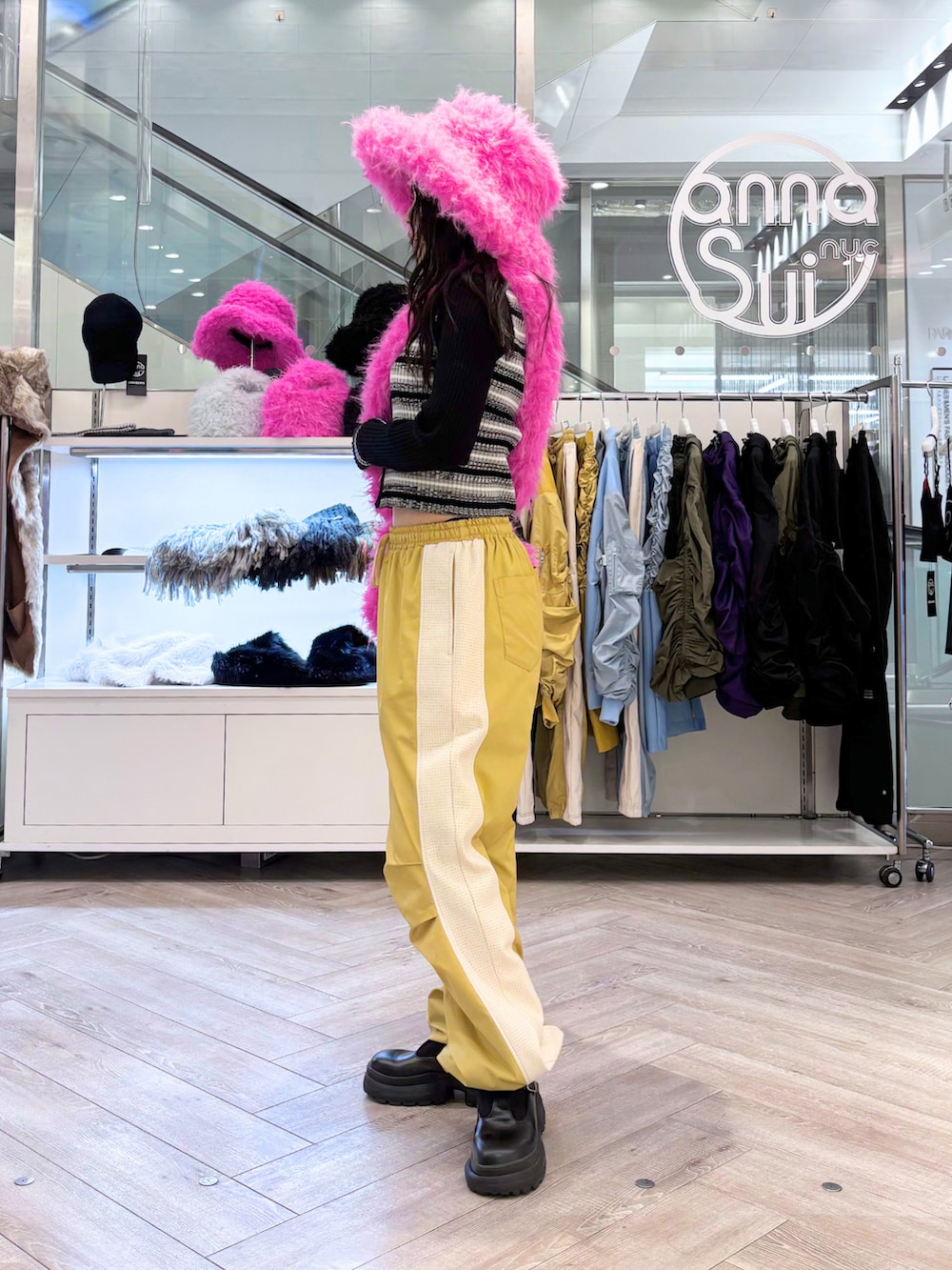 イエロー系のその他パンツ、ピンク系のショルダーバッグ、ブラック系のローファーを着用したレディースの秋コーディネートの2枚目の写真