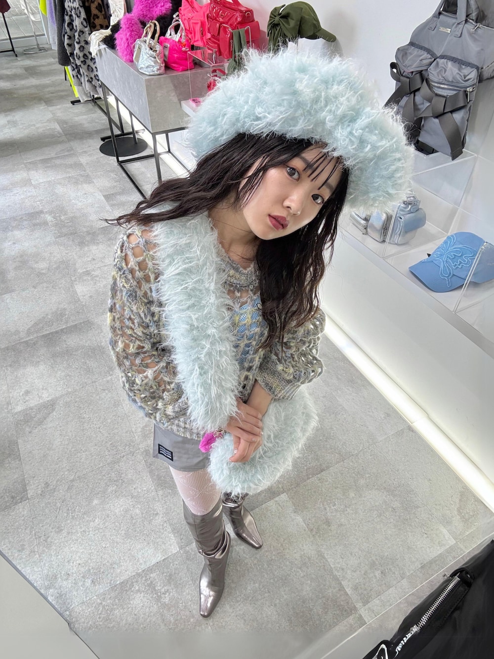 その他のブーツ、ブルー系のニット/セーター、ブルー系のタンクトップを着用したレディースの秋コーディネートの3枚目の写真