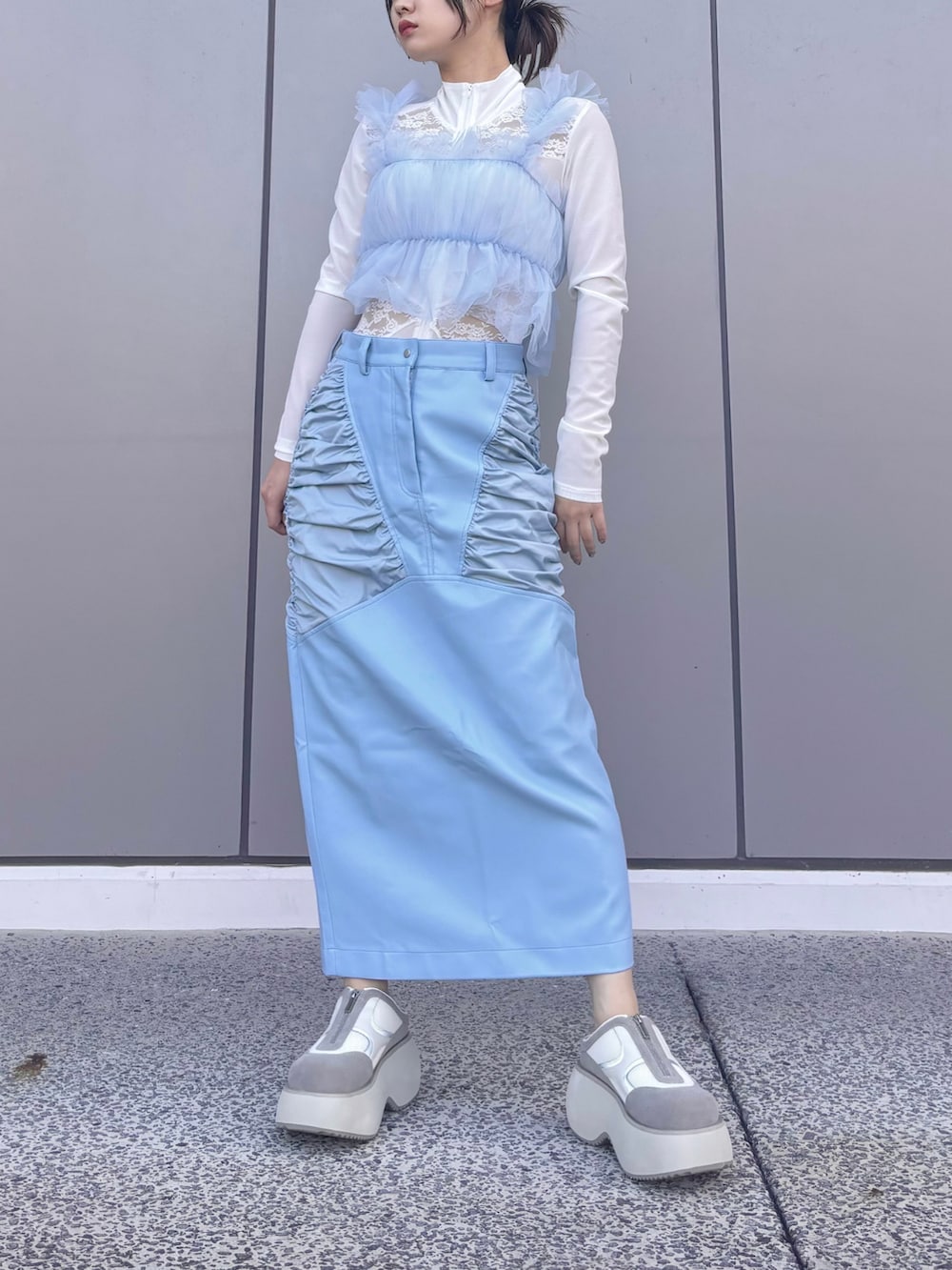 ホワイト系のスニーカー、ブルー系のシャツ/ブラウス、ブルー系のスカートを着用したレディースの秋コーディネートの3枚目の写真