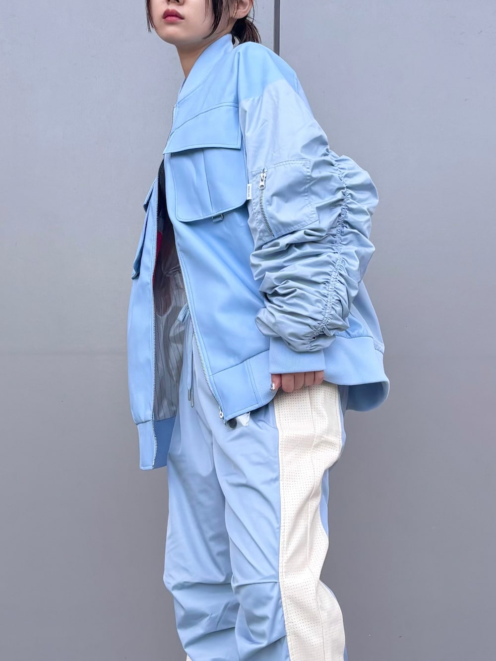 ブルー系のその他アウター、ブルー系のその他パンツ、グレー系のスニーカーを着用したレディースの秋コーディネートの2枚目の写真