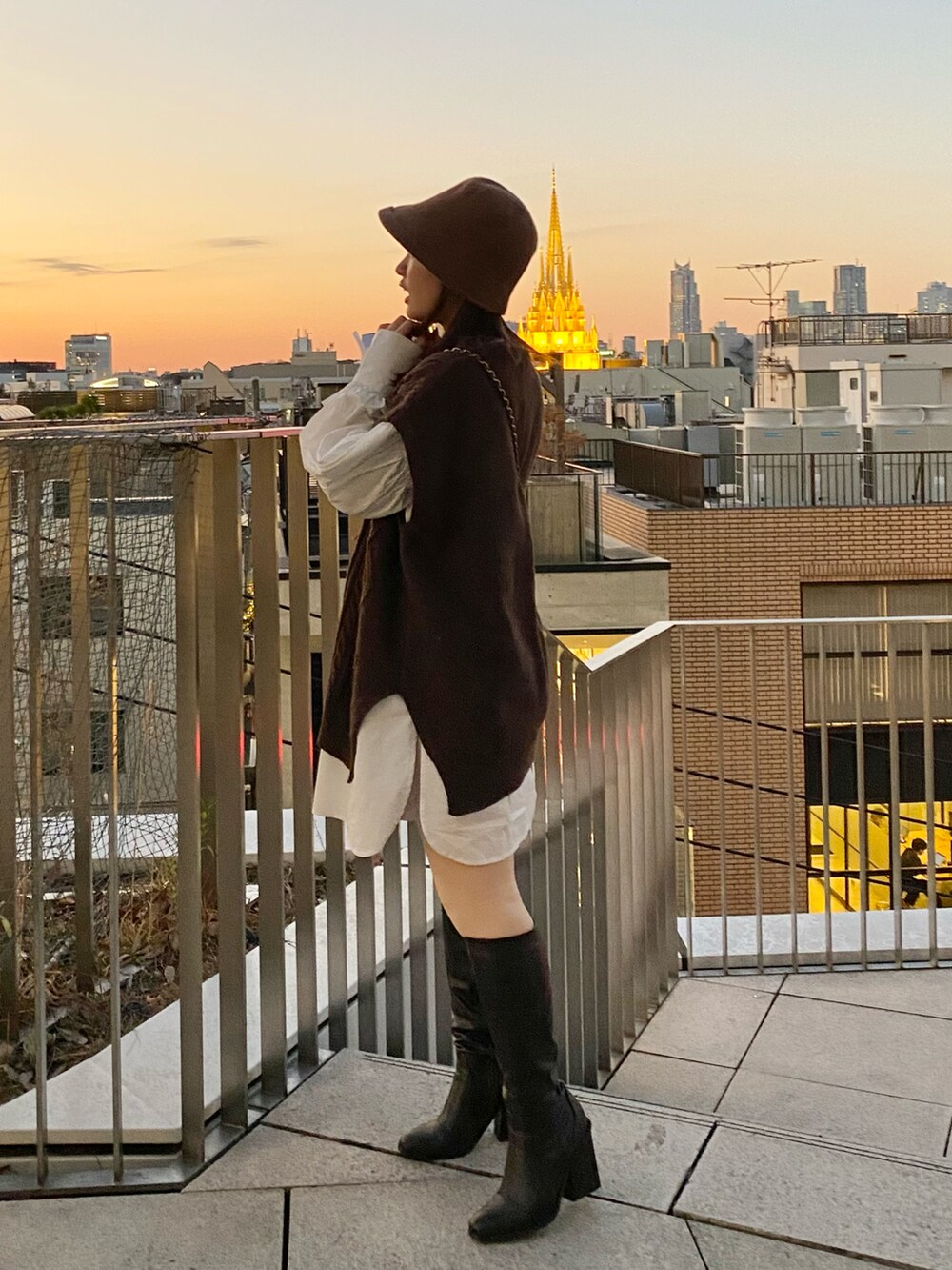 「ほめられ本命コーデ、大人コーデ、キルティングジャケット、キルティング、ロングブーツ、シャツワンピ、シャツワンピース、ニットベスト、キルティングバッグ、バケハ、バケットハット、ブラウンコーデ、ガーリー」｜「GRLのミドル丈チャンキーヒールブーツ（ブーツ、ブラウン系）」を使った、ayaneさん（骨格ウェーブ・レディース・153cm）の冬コーディネートの2枚目の写真