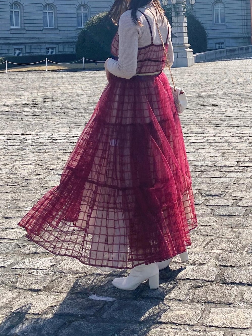 「春服デビュー宣言、低身長コーデ、レイヤードスタイル、チュール、チュールスカート、チュールワンピ、白ブーツ、ハイネック、タートルネック、ワンピース、レイヤード、ガーリー」｜「EzickのWindowチュールセットキャミワンピース（ワンピース、レッド系）」を使った、ayaneさん（骨格ウェーブ・レディース・153cm）の春コーディネートの3枚目の写真
