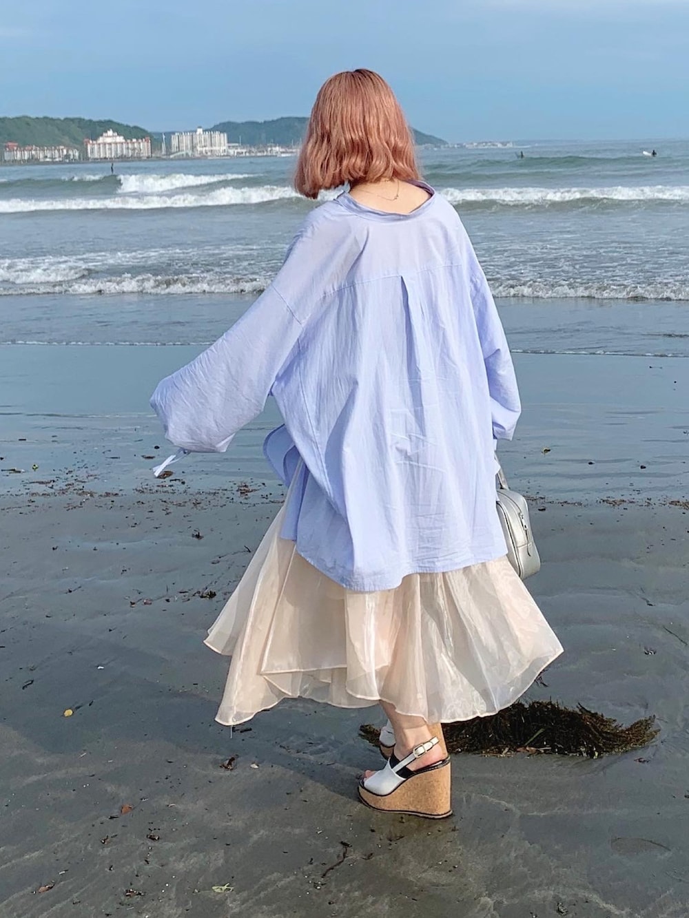 ブルー系のシャツ/ブラウス、シルバー系のトートバッグ、その他のシューズを着用したレディースの夏コーディネートの2枚目の写真