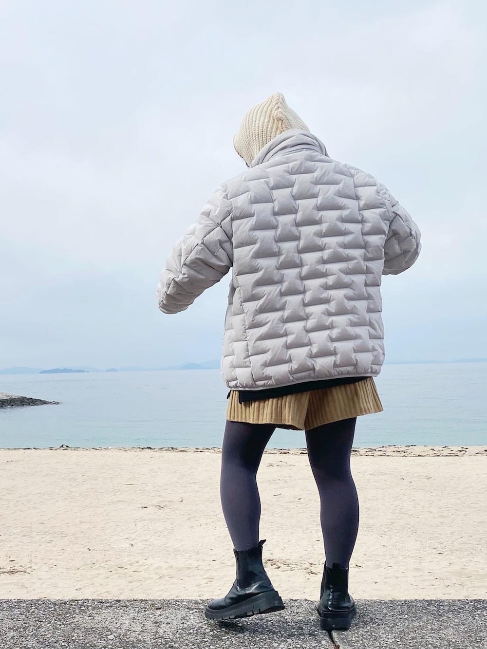 ブラック系のTシャツ/カットソー、ブラック系のブーツ、ブラック系のバッグを着用したレディースの冬コーディネートの2枚目の写真