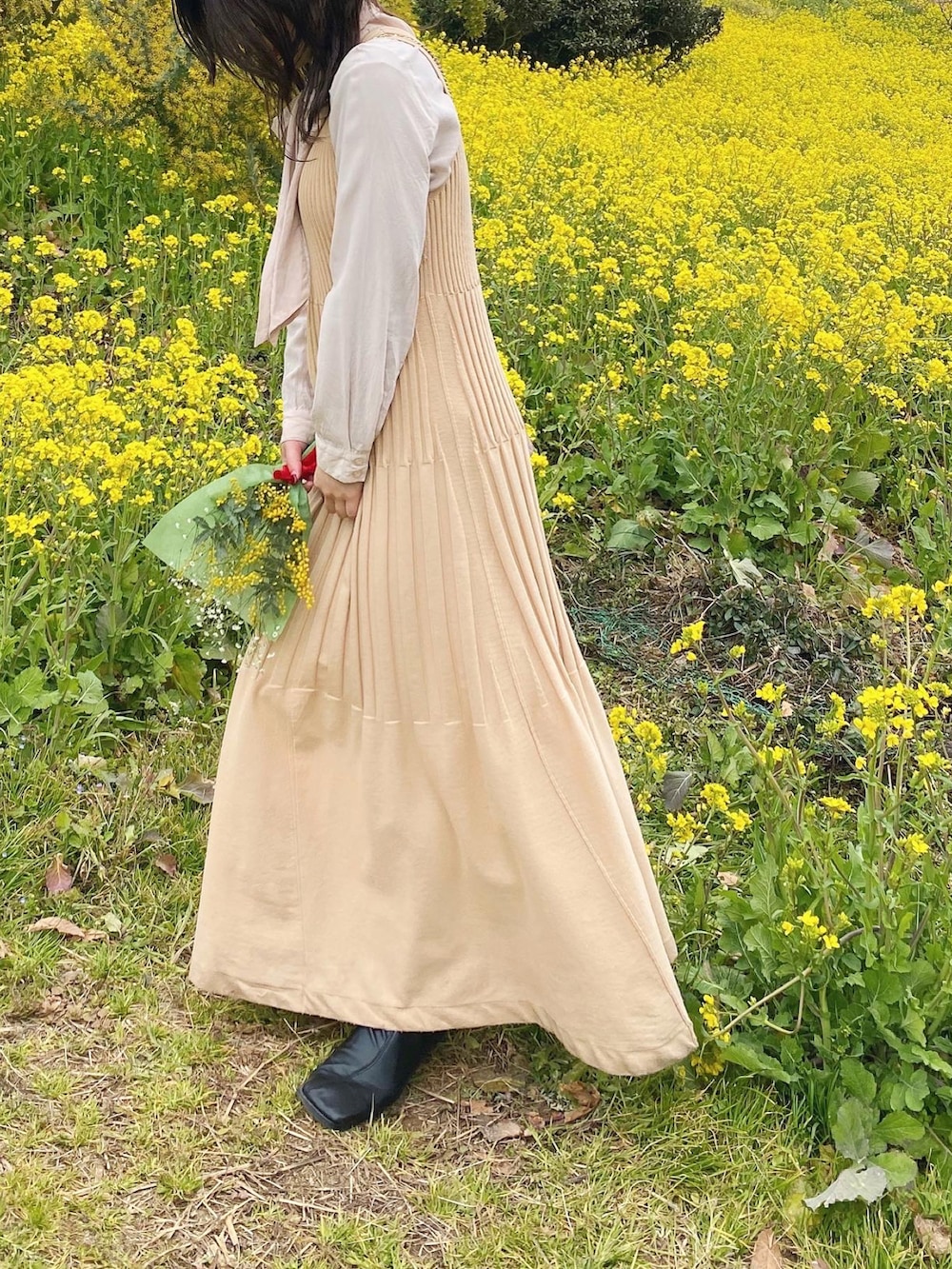 オレンジ系のワンピース、ブラック系のブーツ、その他のその他を着用したレディースの春コーディネートの2枚目の写真