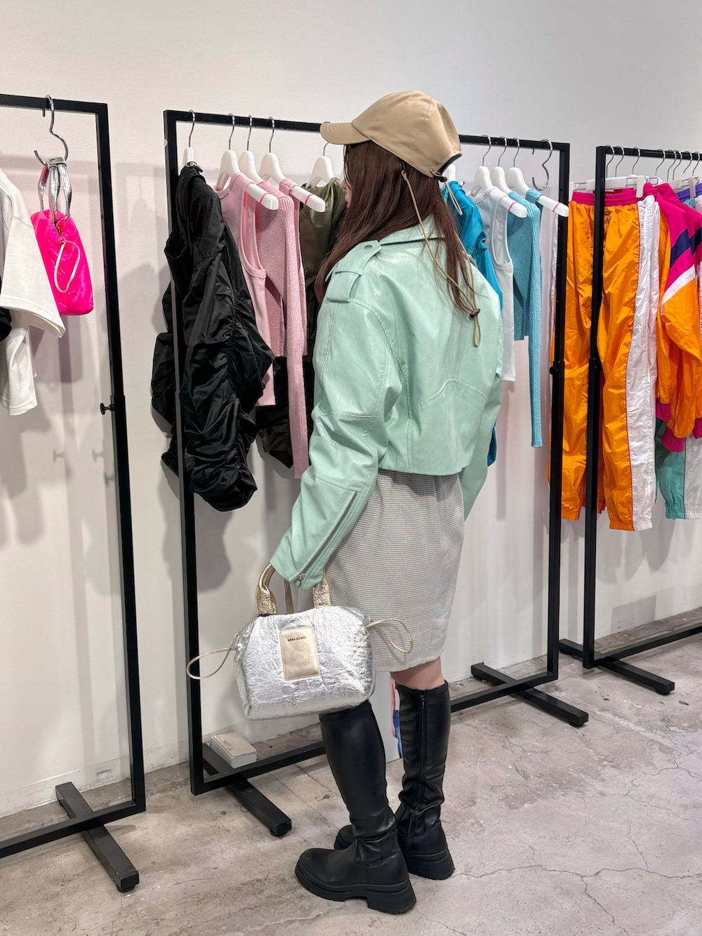 「カジュアル、ライダース、ストリート、カジュアルコーデ、ストリートMIX、低身長コーデ、y2k、骨格ウェーブ、153cmコーデ、春のNewスタイル」｜「GRLのタンクソールロングブーツ（ブーツ、ブラック系）」を使った、ayaneさん（骨格ウェーブ・レディース・153cm）の春コーディネートの3枚目の写真