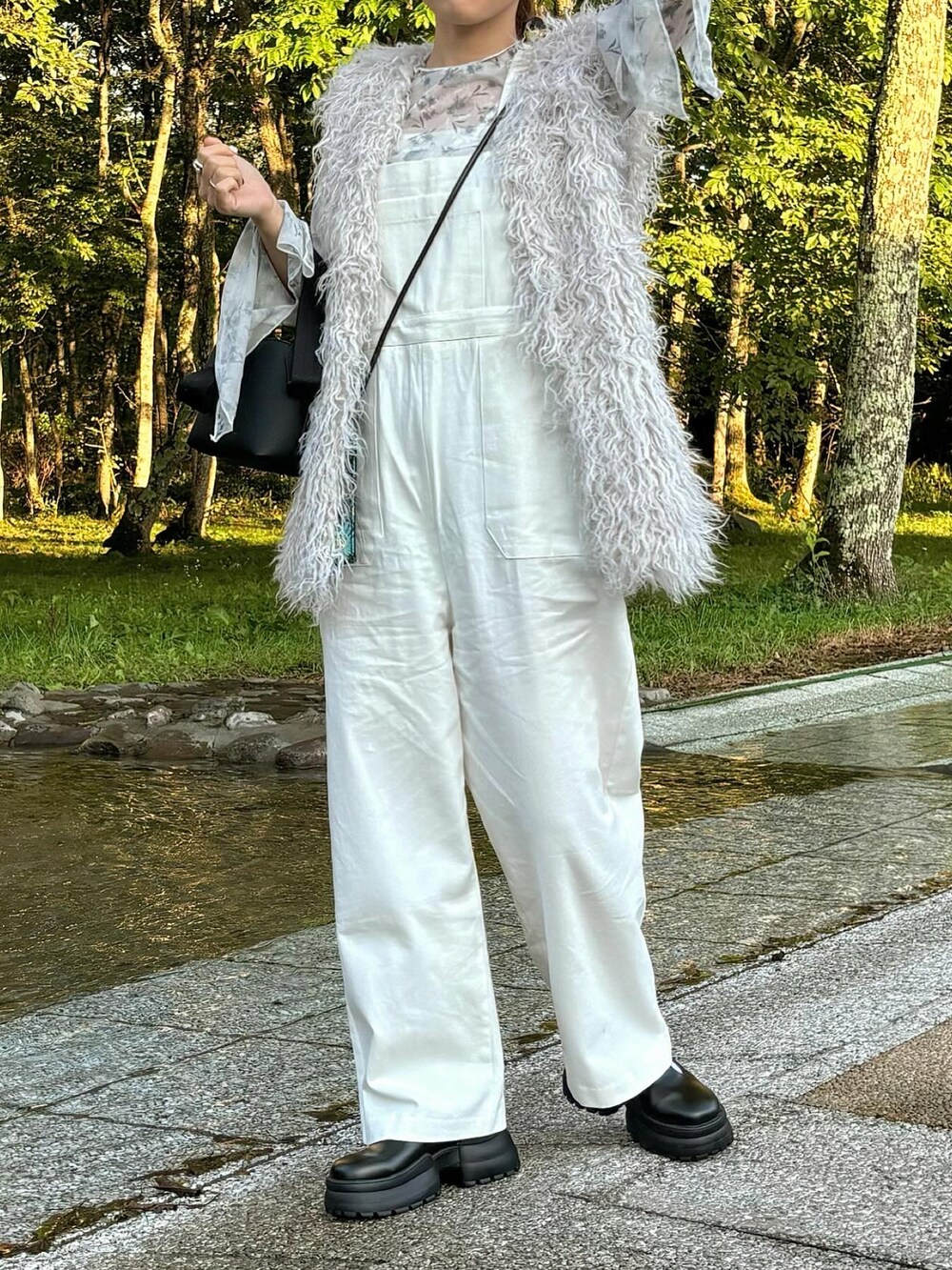「秋冬コーデ、お出かけコーデ、秋服、着回しコーデ、プチプラコーデ、ファーベスト、ローファー、オールインワン、白コーデ、オールホワイト、骨格ウェーブ、低身長コーデ、ワントーンコーデ、淡色コーデ」｜「GRLのアイテム（ローファー、ブラック系）」を使った、ayaneさん（骨格ウェーブ・レディース・153cm）の秋コーディネートの3枚目の写真