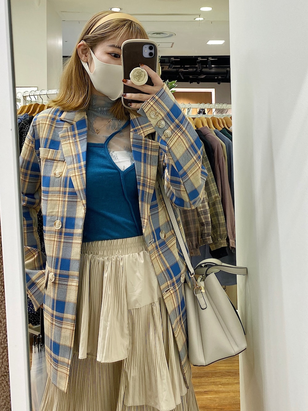 「テーラードジャケット、秋冬コーデ、秋コーデ、きれいめカジュアル、オトナ女子、休日コーデ、低身長女子、スクエアトゥ、ティアードスカート、ベージュコーデ、ブルーコーデ、キレイめコーデ、チェック、ジャケット」｜「OpenCLOSEのアイテム（キャミソール、ブルー系）」を使った、ayaneさん（レディース・153cm）の秋コーディネートの2枚目の写真