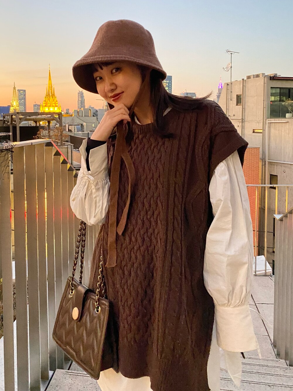 「ほめられ本命コーデ、大人コーデ、キルティングジャケット、キルティング、ロングブーツ、シャツワンピ、シャツワンピース、ニットベスト、キルティングバッグ、バケハ、バケットハット、ブラウンコーデ、ガーリー」｜「GRLのミドル丈チャンキーヒールブーツ（ブーツ、ブラウン系）」を使った、ayaneさん（骨格ウェーブ・レディース・153cm）の冬コーディネートの3枚目の写真