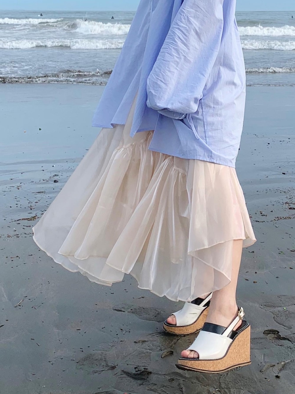 ブルー系のシャツ/ブラウス、シルバー系のトートバッグ、その他のシューズを着用したレディースの夏コーディネートの3枚目の写真