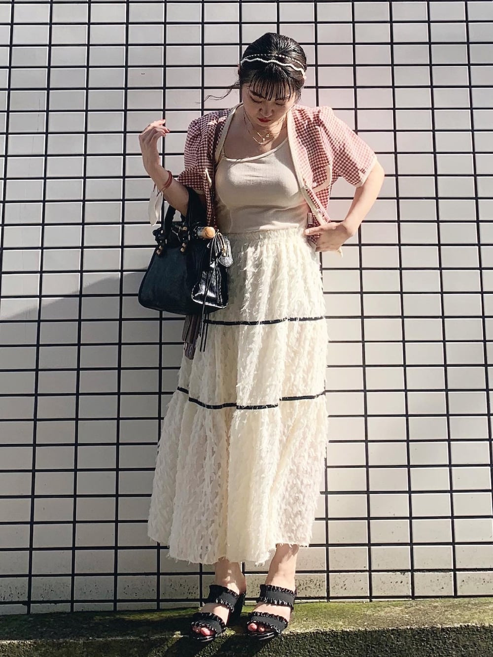 ピンク系のジャケット/アウター、ブラック系のサンダル、ホワイト系のスカートを着用したレディースの秋コーディネートの2枚目の写真
