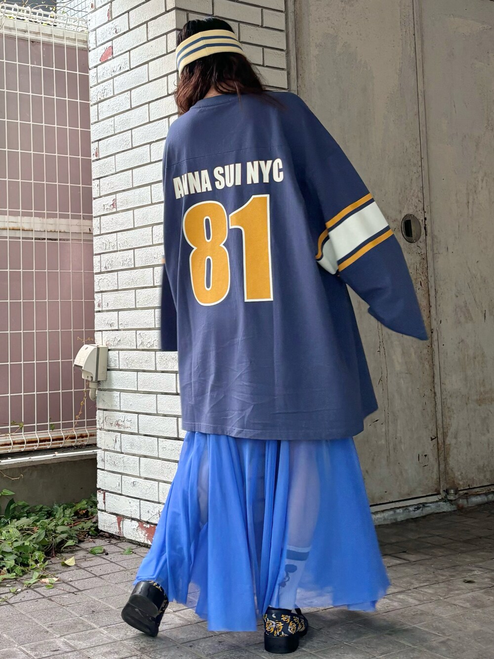 ブルー系のスカート、ブルー系のTシャツ/カットソー、ブルー系のローファーを着用したレディースの秋コーディネートの4枚目の写真