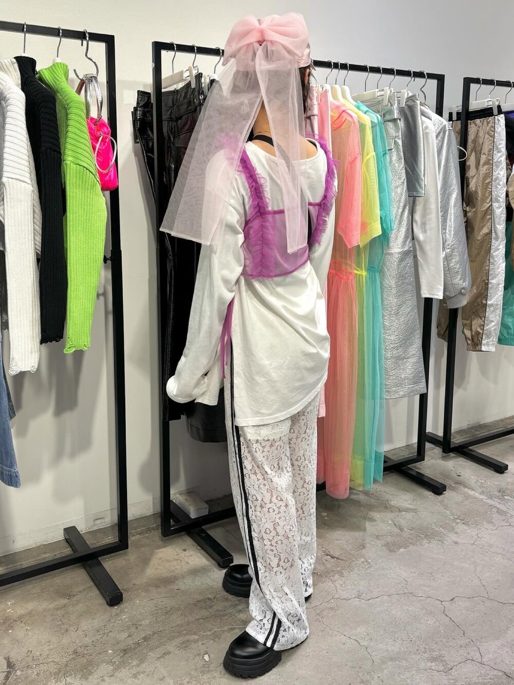 ホワイト系のパンツ、ブラック系のローファー、パープル系のキャミソールを着用したレディースの春コーディネートの2枚目の写真