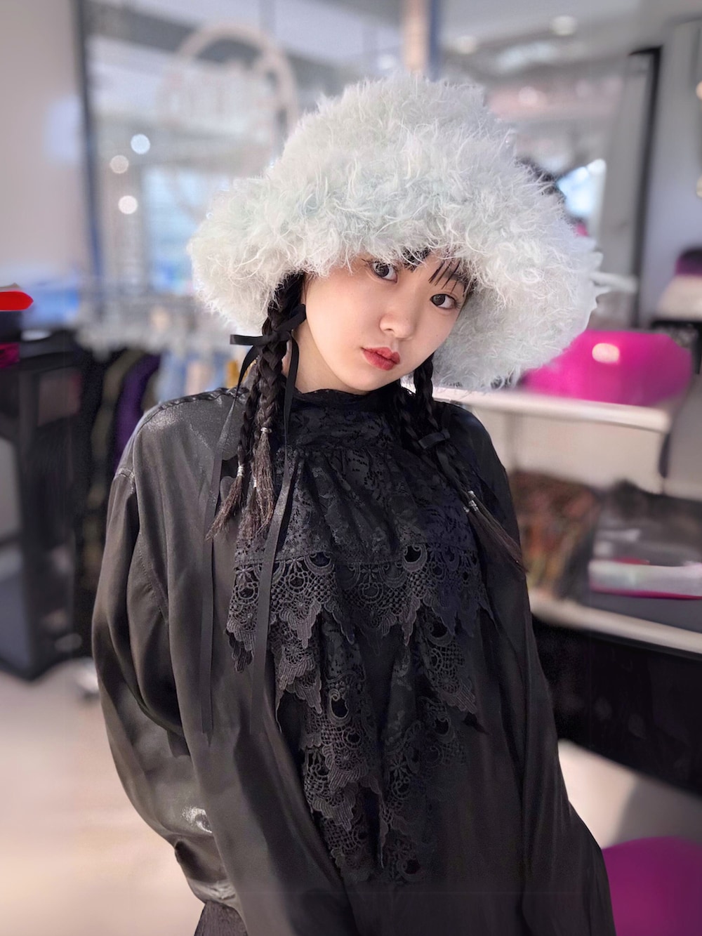 ブラック系のその他パンツ、ブラック系のローファー、ブルー系のハットを着用したレディースの秋コーディネートの3枚目の写真