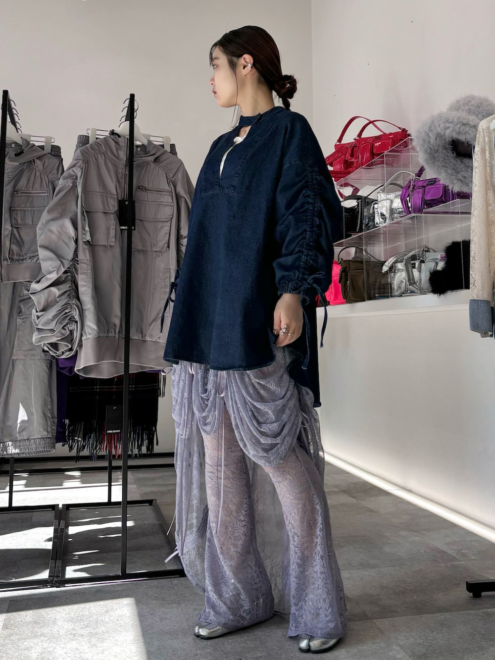 シルバー系のパンプス、パープル系のその他パンツ、パープル系のスカートを着用したレディースの春コーディネートの2枚目の写真